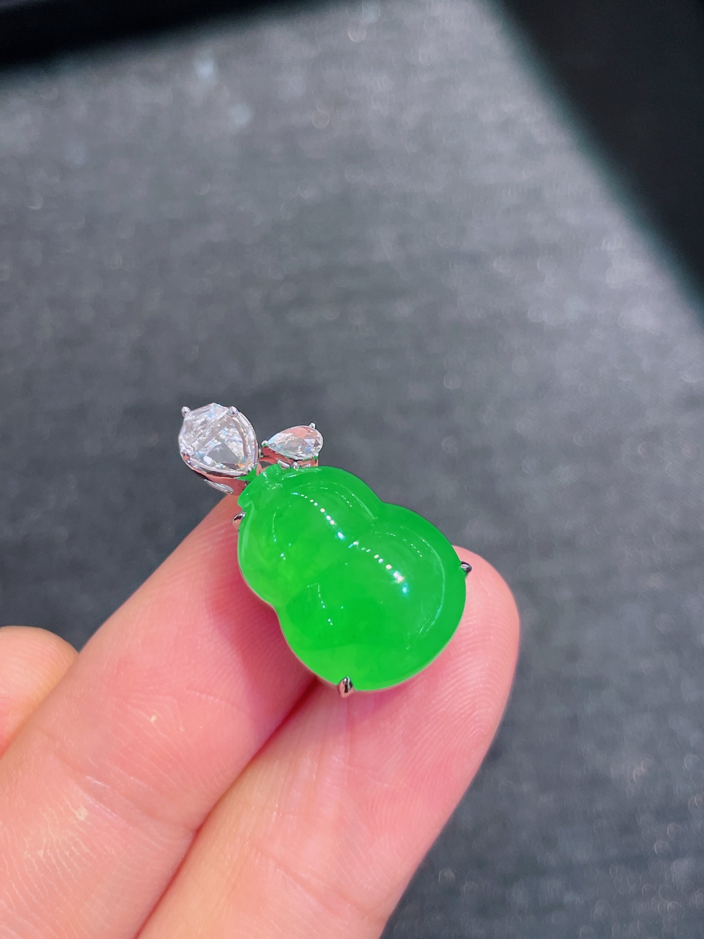 ️高冰绿葫芦吊坠，晶莹剔透，新颖时尚，无裂，17-14-6