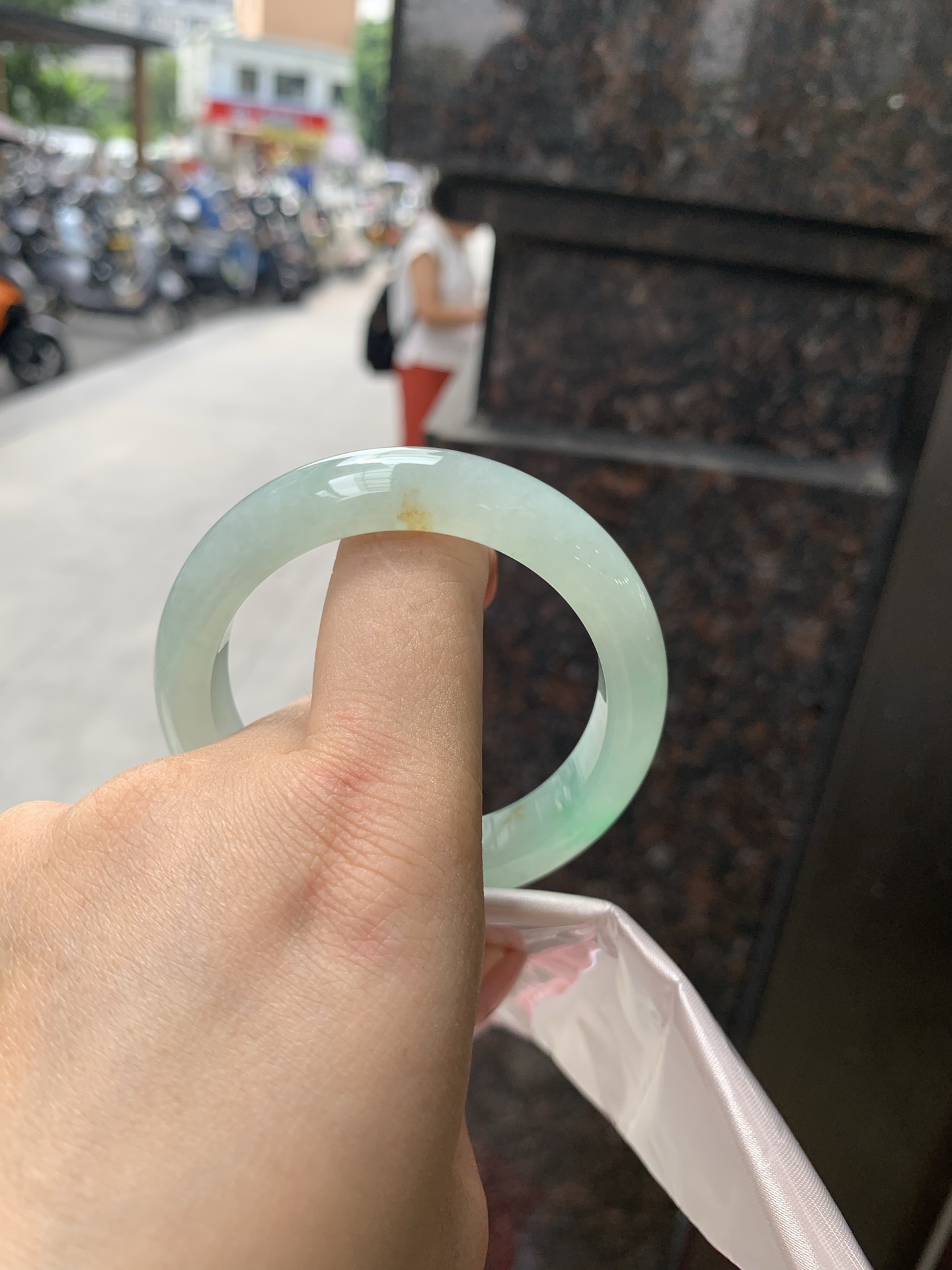 黄加绿正圈 50.9-12.2-8.3 0918-N1601 无裂，打灯一丝棉线，不影响