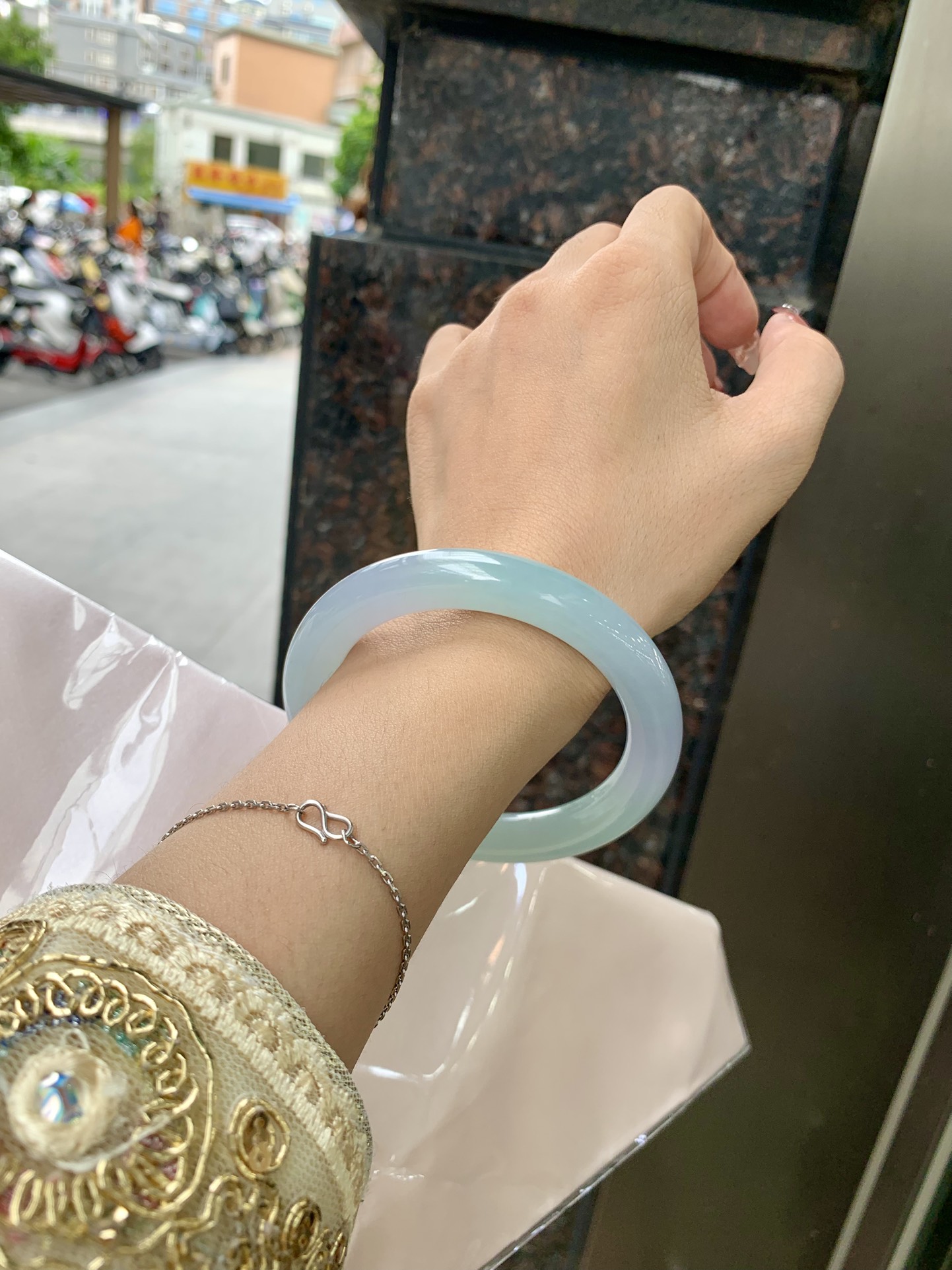 三彩圆条 58.7-10.3-10.4 0923-X757 无裂，底妆细腻，春彩洒金，有三彩特色，仿佛彩虹般的色彩，绚丽梦幻，气质清新淡雅，上手靓丽大方。