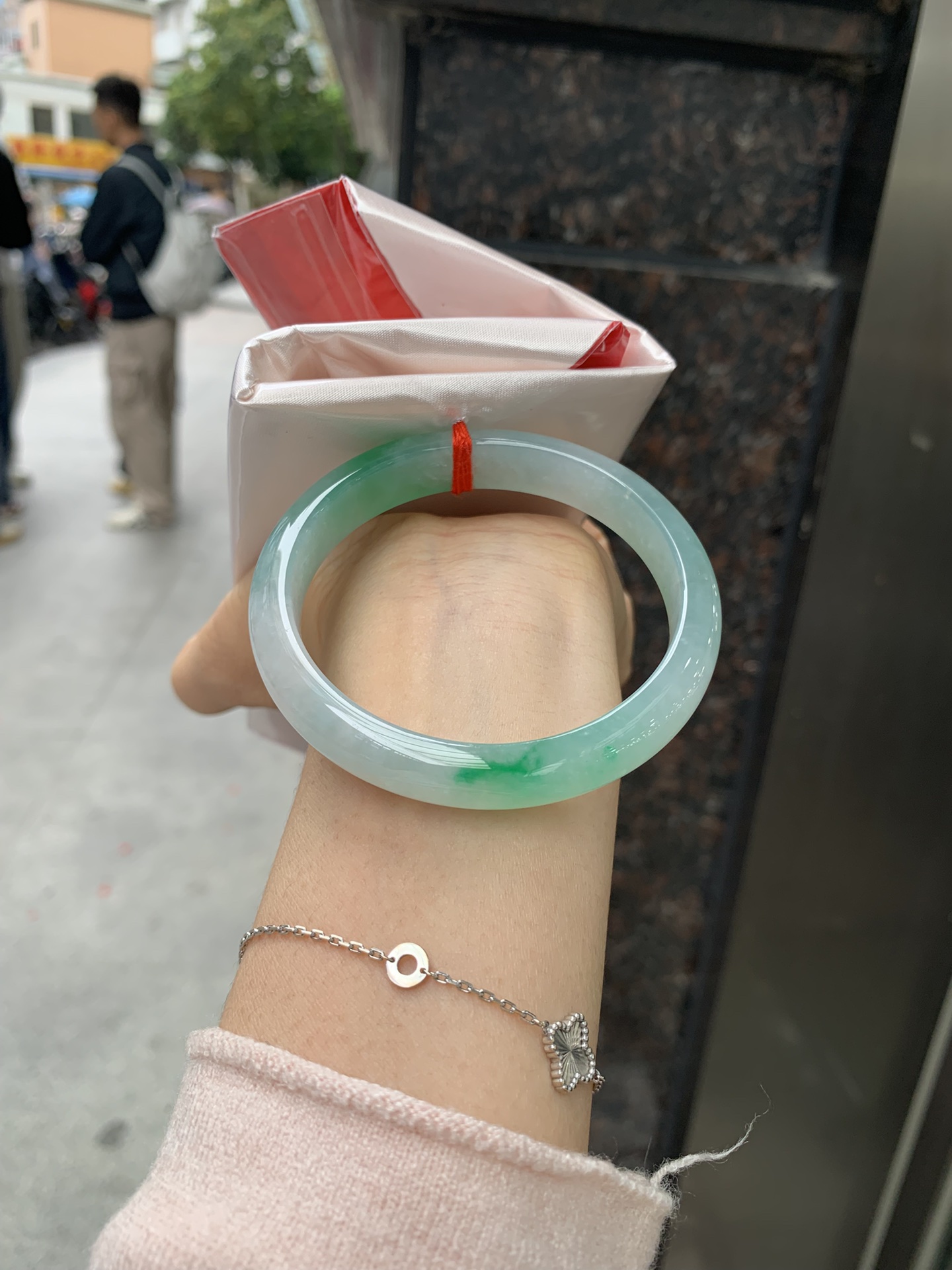 正圈 57.5-7.5-10.7 0304-2X51-2 打灯细纹，底妆冰透润细腻，飘两抹冰绿花，鲜艳得像新冒头的嫩芽，灵动清新，即柔和又充满生机。