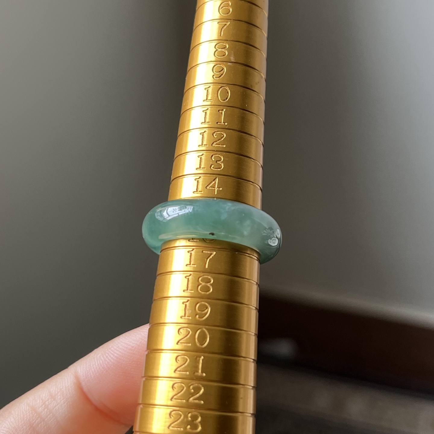 冰油蓝水飘花指环，种水非常好，条形饱满，冰透无裂，侧面有个小黑点，抠不到，不影响，内直径17.5，宽6.7，厚3.5，16号圈口