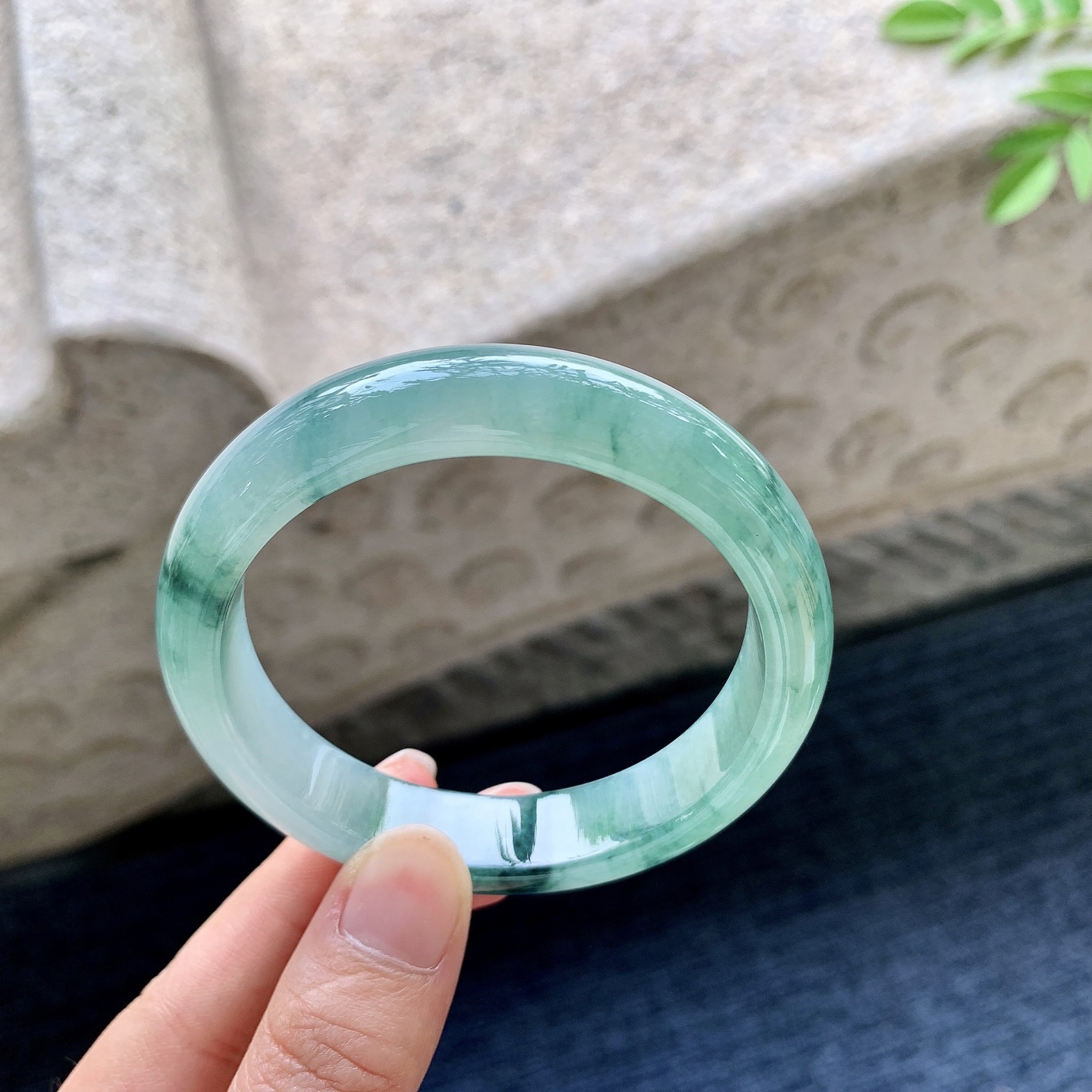 正圈54 55 圈口55.8/12.7/7.7 编码T1091908 糯冰飘绿，水润，种老，细腻，无裂
