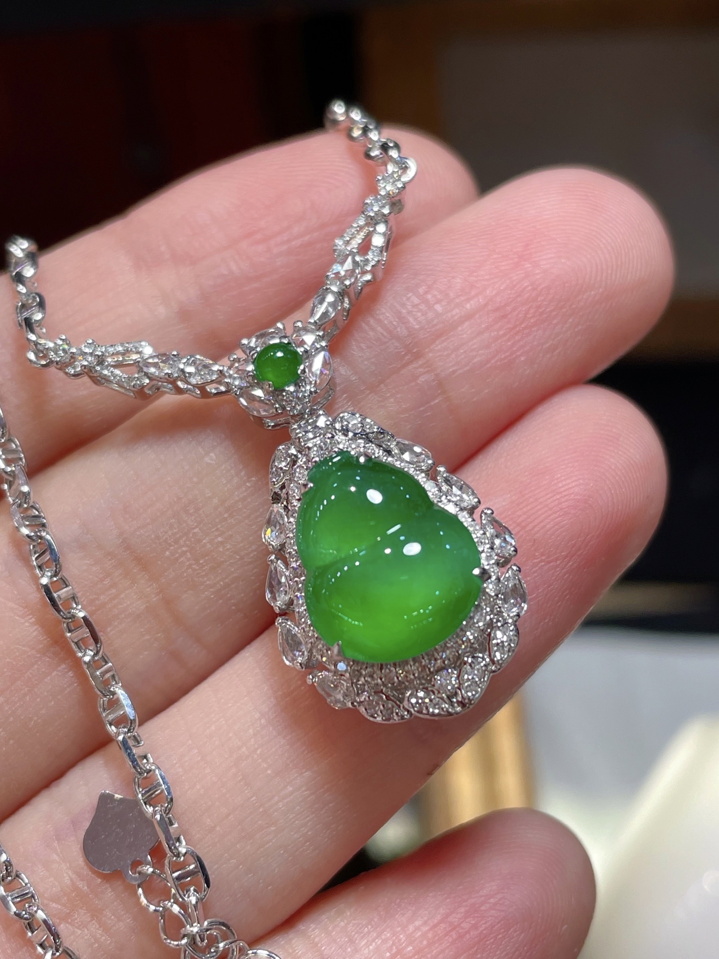 ️含18k金链子 ️性比 超美辣绿晚装款翡翠葫芦项链 冰种辣绿色，颗颗饱满起光，性比很高 18k金镶嵌，值得收藏，12.2-10-3