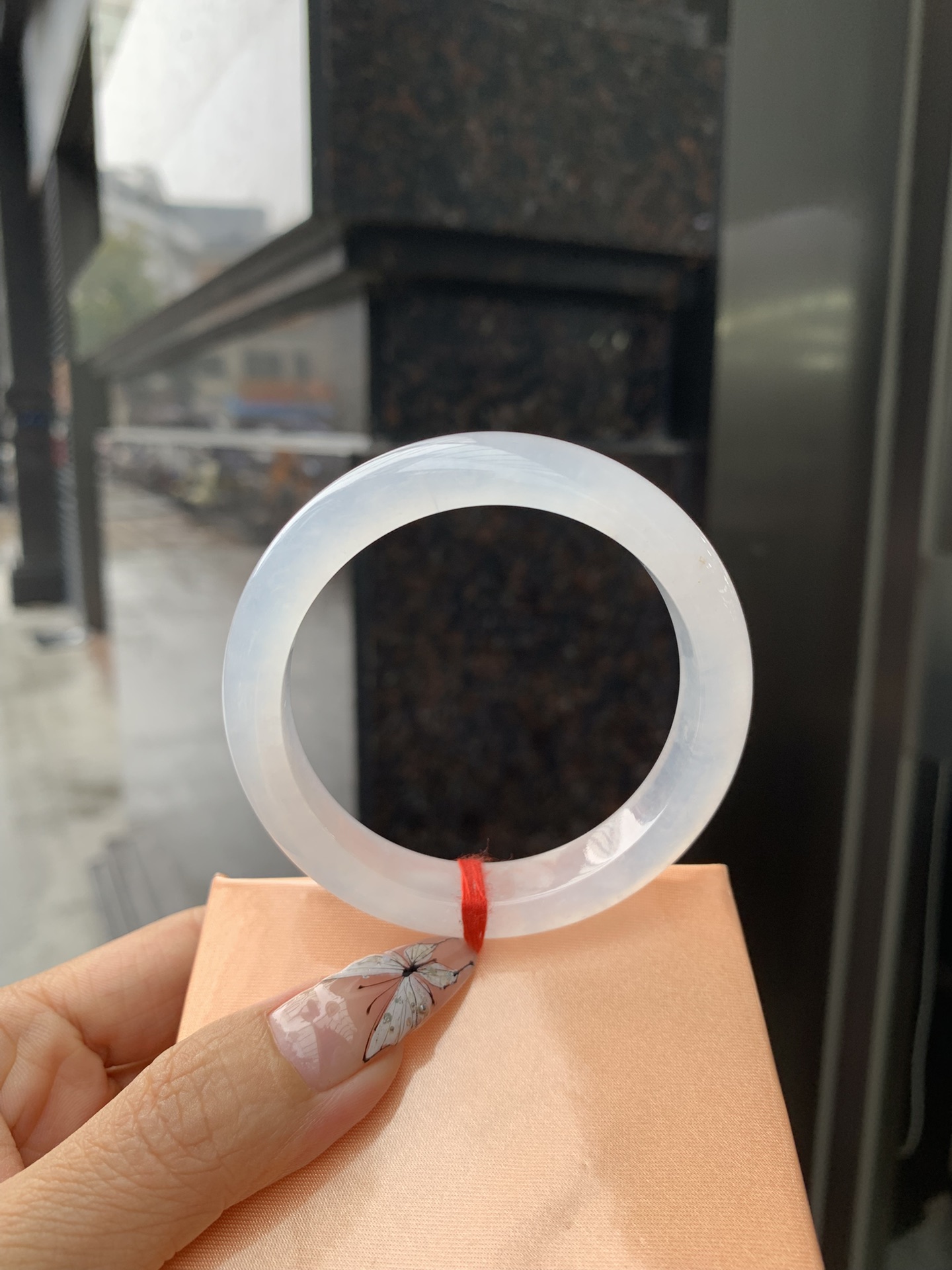 白冰正圈 53.6-7.8-11.3 0330-N336 打灯断纹，底妆冰透起光，一腕清透，简约清爽，不挑肤色年龄，给人一种清雅脱俗，天真纯美的感觉，真不愧是翡翠中的初恋，美得就像一件艺术品~