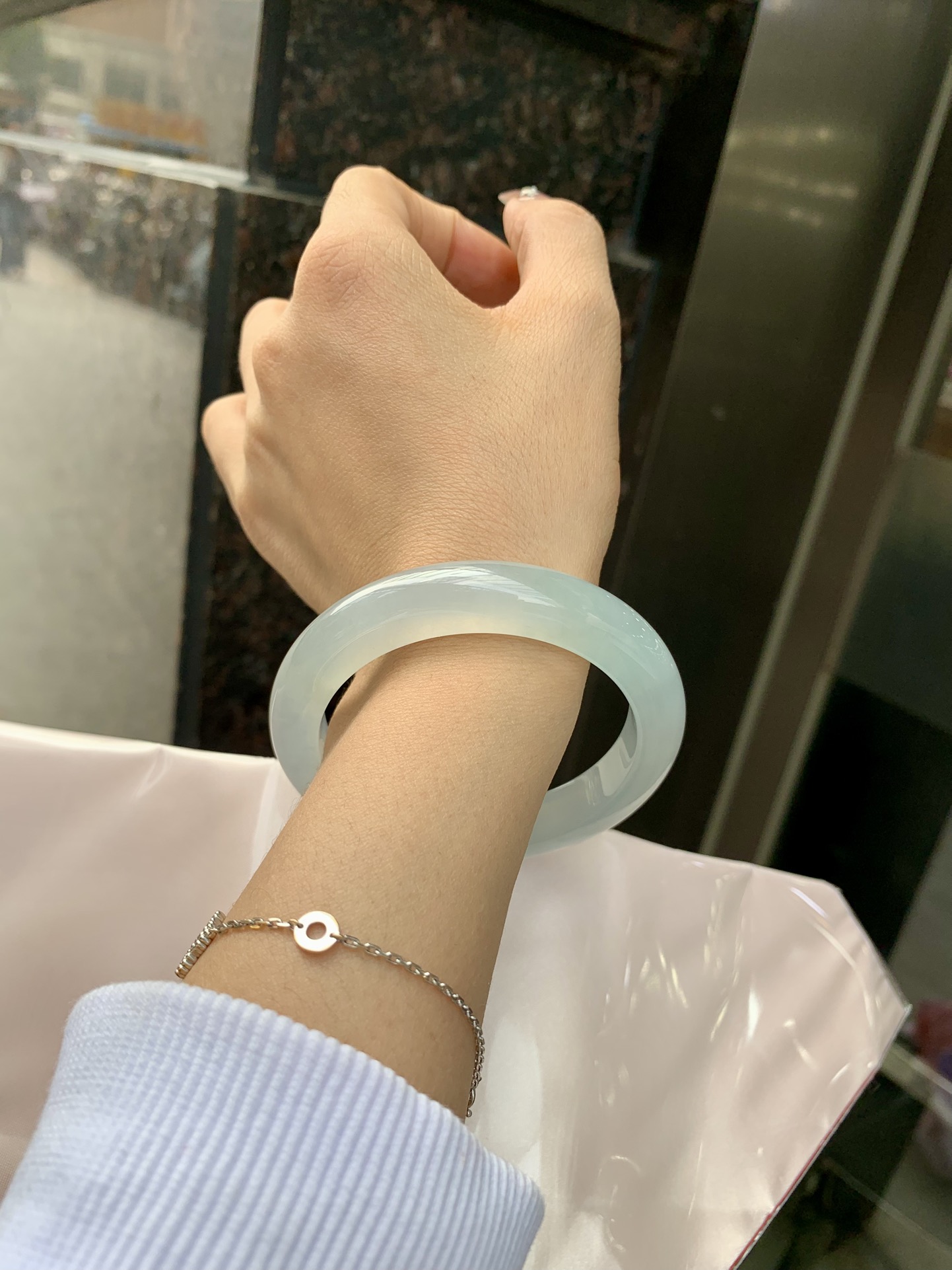 冰蓝正圈 55.9-9-11.2 0307-N166-6 打灯棉絮，底妆冰润细腻，千变万化的冰晴蓝底色，拥有海的颜色，却散发着星空的光芒，这是一只来自冰川蓝的清冷气质仙女镯。