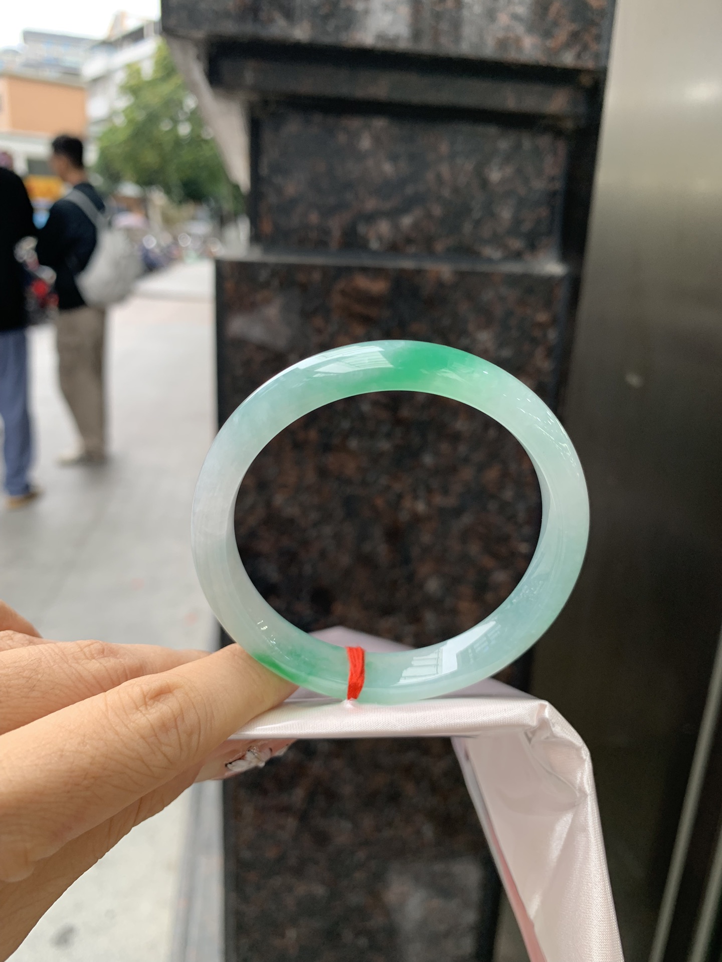 正圈 57.5-7.5-10.7 0304-2X51-2 打灯细纹，底妆冰透润细腻，飘两抹冰绿花，鲜艳得像新冒头的嫩芽，灵动清新，即柔和又充满生机。