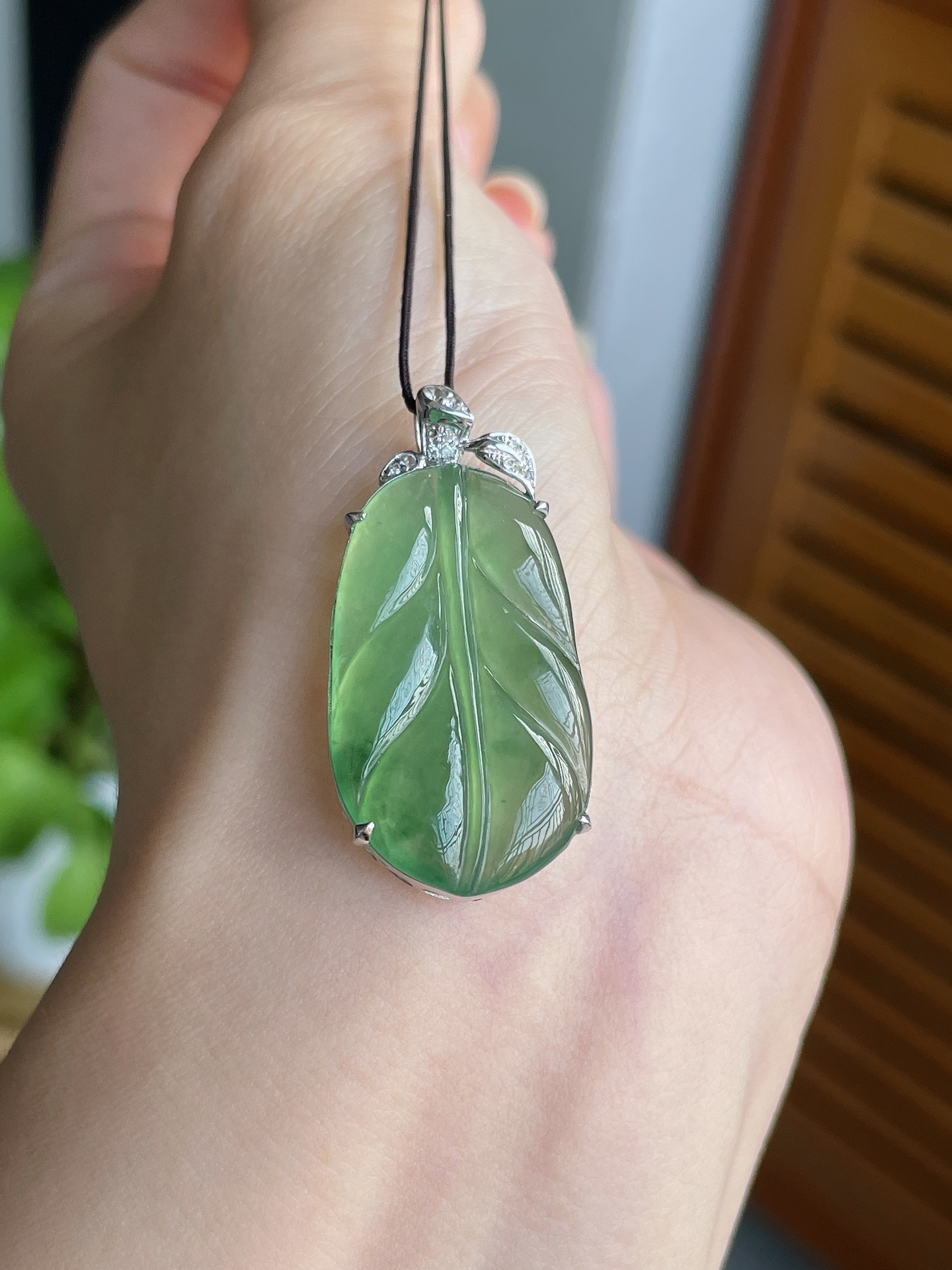 18K金冰种晴绿叶子, 尺寸33.3×16.4×6mm 裸石27.4×16.4×3.2mm. A12-605