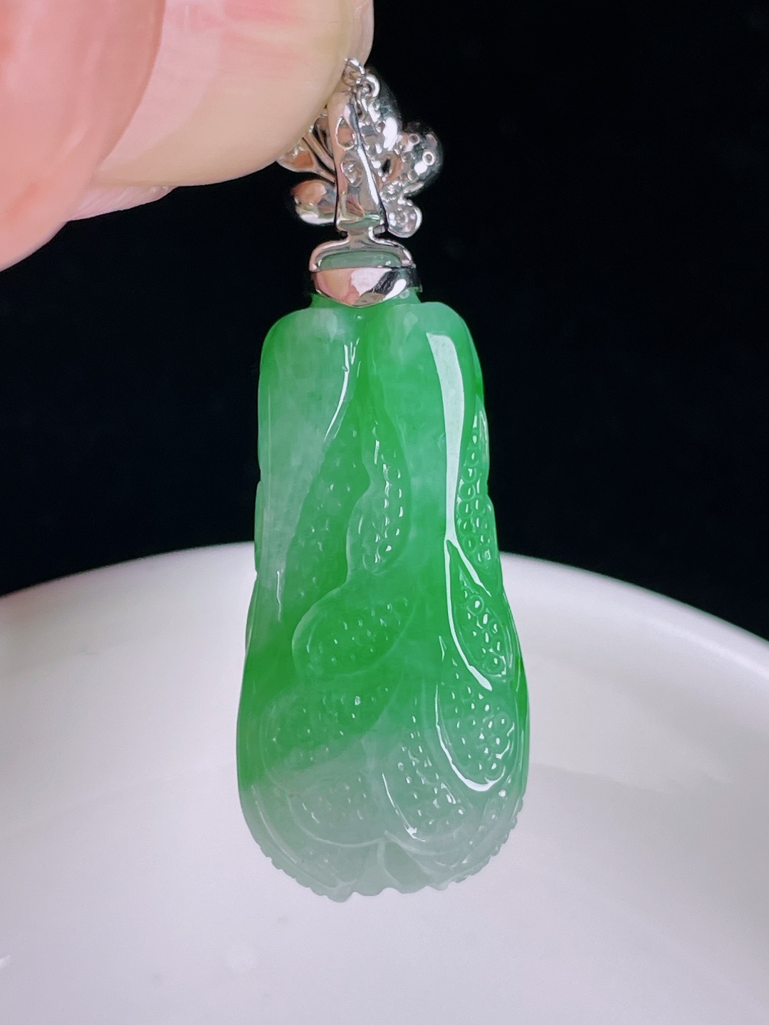 ️辣绿百财白菜，18k镶嵌，老种起光，细底通透，尺寸：42裸石31.8/14/9mm0918