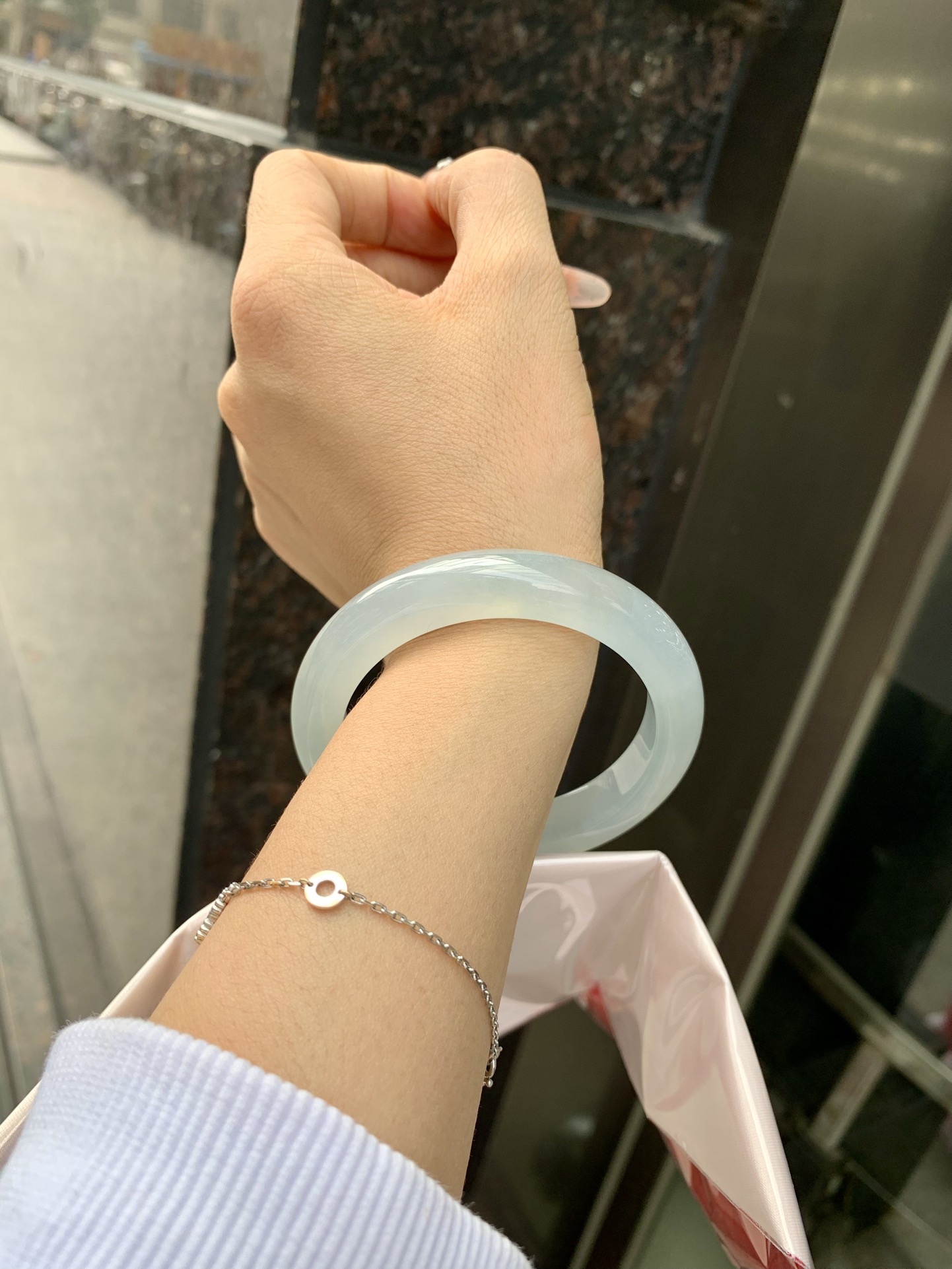 冰蓝正圈 55.9-9-11.2 0307-N166-6 打灯棉絮，底妆冰润细腻，千变万化的冰晴蓝底色，拥有海的颜色，却散发着星空的光芒，这是一只来自冰川蓝的清冷气质仙女镯。