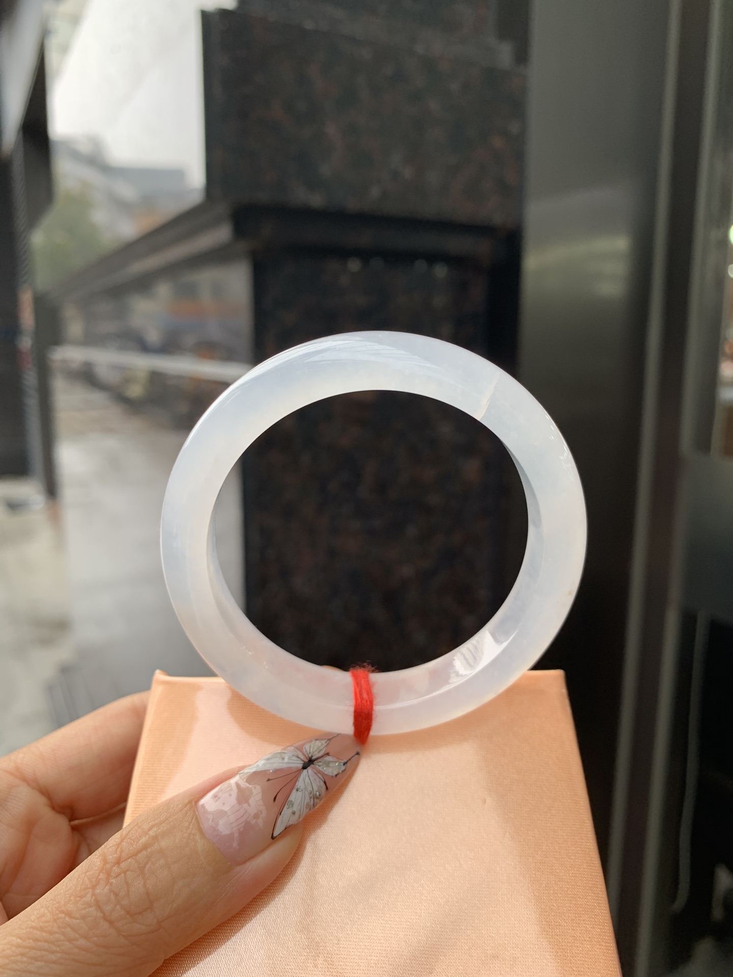 白冰正圈 53.6-7.8-11.3 0330-N336 打灯断纹，底妆冰透起光，一腕清透，简约清爽，不挑肤色年龄，给人一种清雅脱俗，天真纯美的感觉，真不愧是翡翠中的初恋，美得就像一件艺术品~