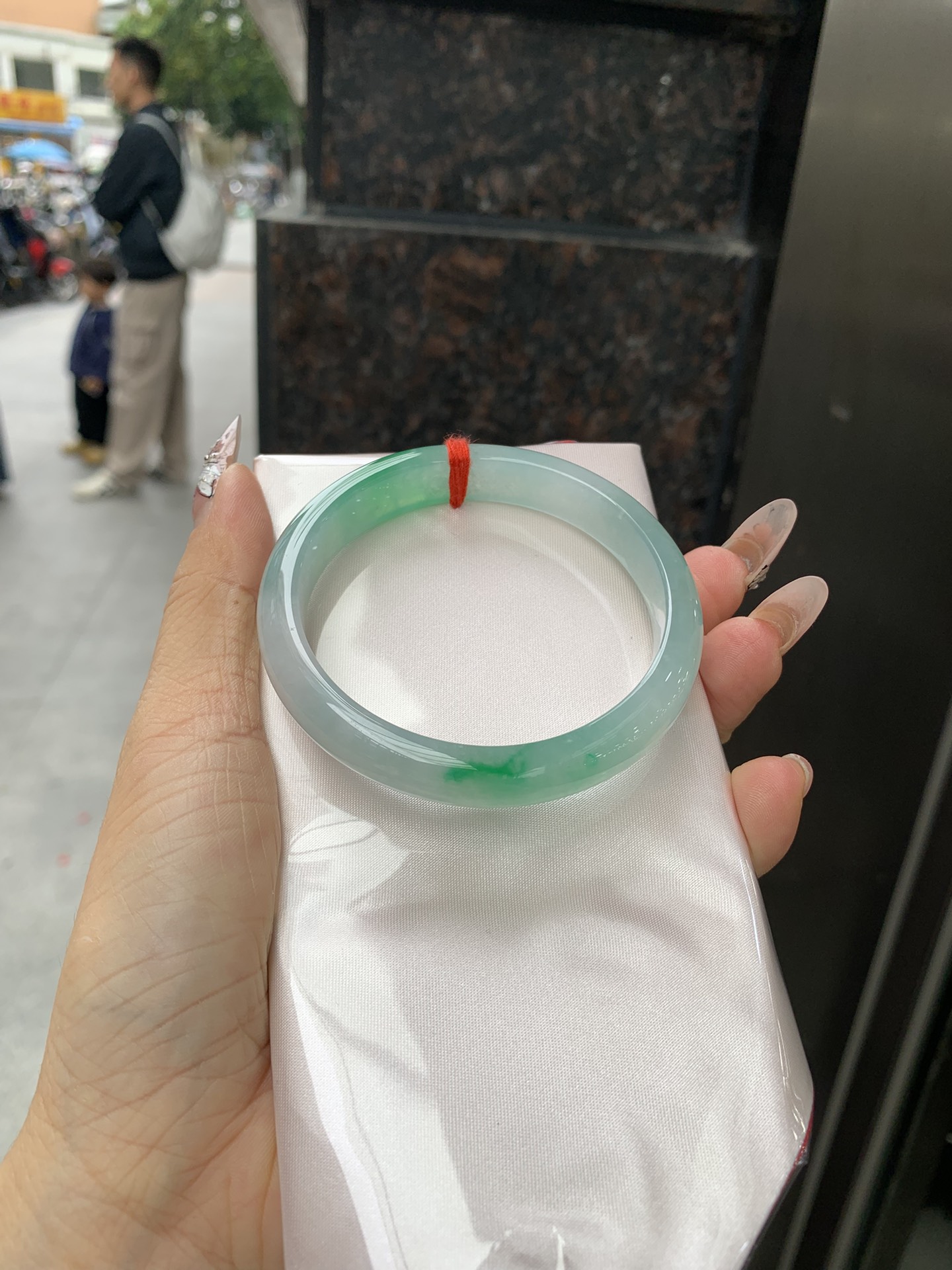 正圈 57.5-7.5-10.7 0304-2X51-2 打灯细纹，底妆冰透润细腻，飘两抹冰绿花，鲜艳得像新冒头的嫩芽，灵动清新，即柔和又充满生机。
