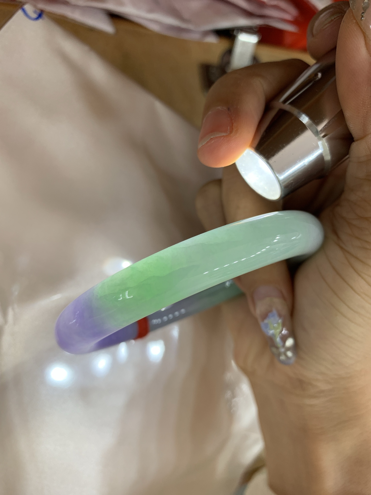 浓紫春彩圆条 56.5-10.7-10.5 0519-N764 打灯多处纹，烟雨入春俏，彩祥出云端，果阳绿花色碰上浓妆艳抹妖紫，像是融化了春天，所有美好交织在一起，上手贵气显眼