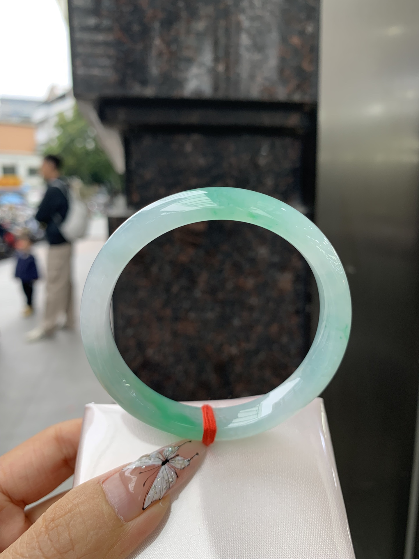 正圈 57.5-7.5-10.7 0304-2X51-2 打灯细纹，底妆冰透润细腻，飘两抹冰绿花，鲜艳得像新冒头的嫩芽，灵动清新，即柔和又充满生机。