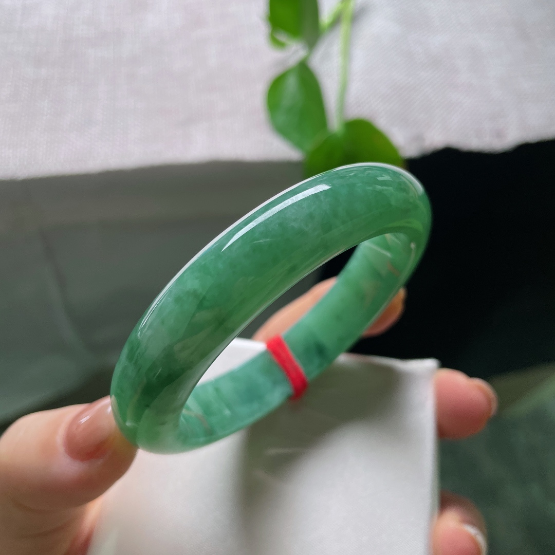 54.3/13/8.8，绿底正圈，一点皮纹，满圈底色均匀柔和，自带流动的墨色飘丝，绿意灵动不散，韵味十足。ss56363a