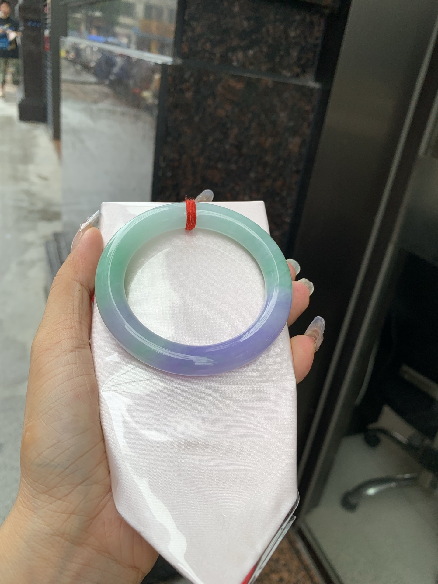 浓紫春彩圆条 56.5-10.7-10.5 0519-N764 打灯多处纹，烟雨入春俏，彩祥出云端，果阳绿花色碰上浓妆艳抹妖紫，像是融化了春天，所有美好交织在一起，上手贵气显眼