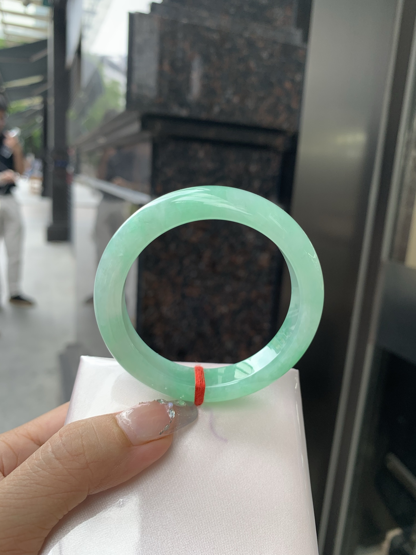 满绿正圈 51-8-10.7 0502-N599 打灯细纹，微底妆水润，满圈阳绿鲜艳青翠，色泽均匀分布，举手投足之间散发出来的贵气感