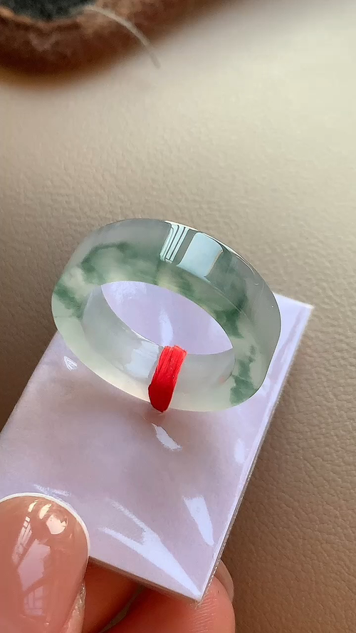 ️天然翡翠，冰飘花戒圈，无裂，尺寸6-3.5圈口13 hm910