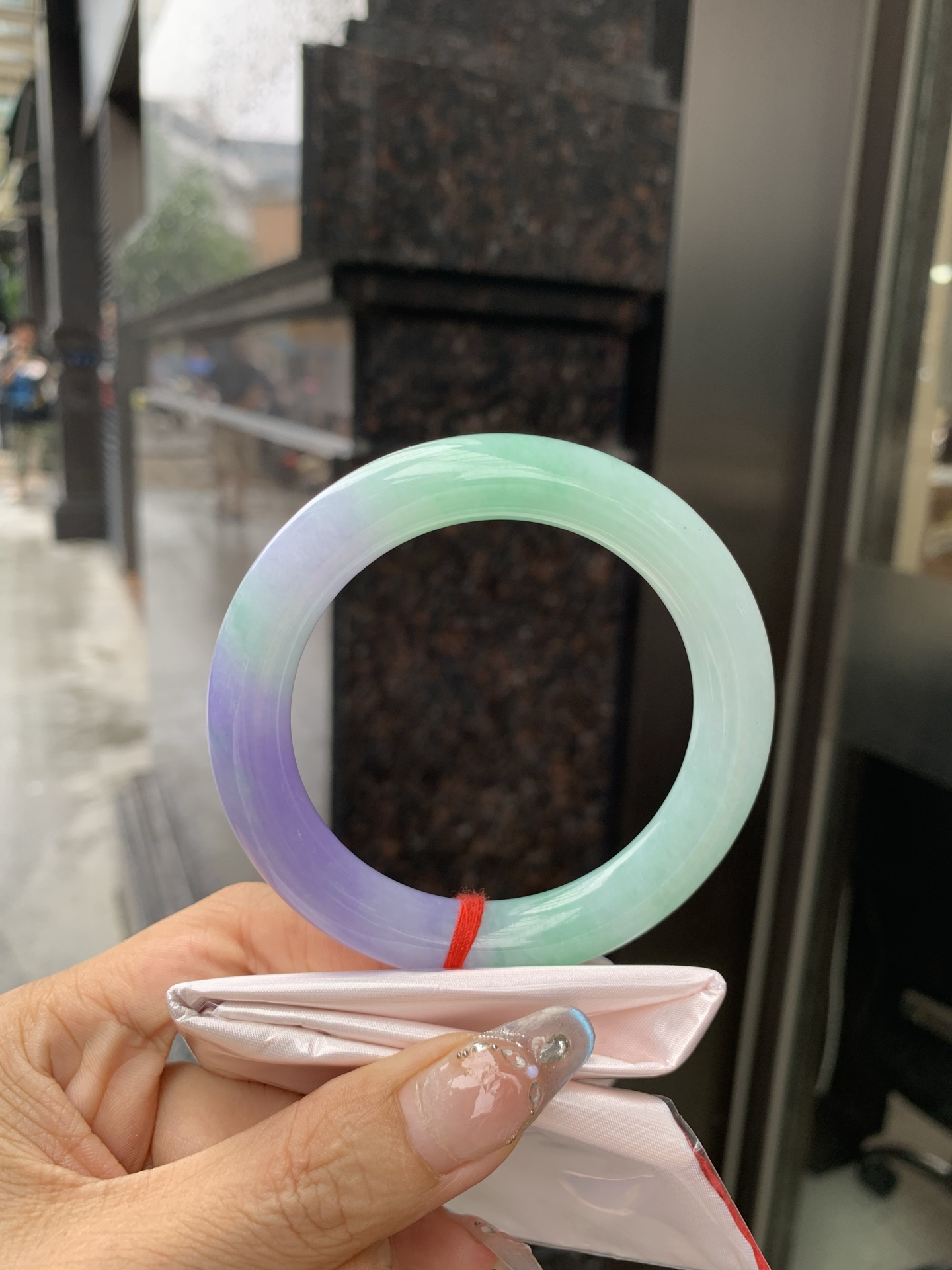 浓紫春彩圆条 56.5-10.7-10.5 0519-N764 打灯多处纹，烟雨入春俏，彩祥出云端，果阳绿花色碰上浓妆艳抹妖紫，像是融化了春天，所有美好交织在一起，上手贵气显眼