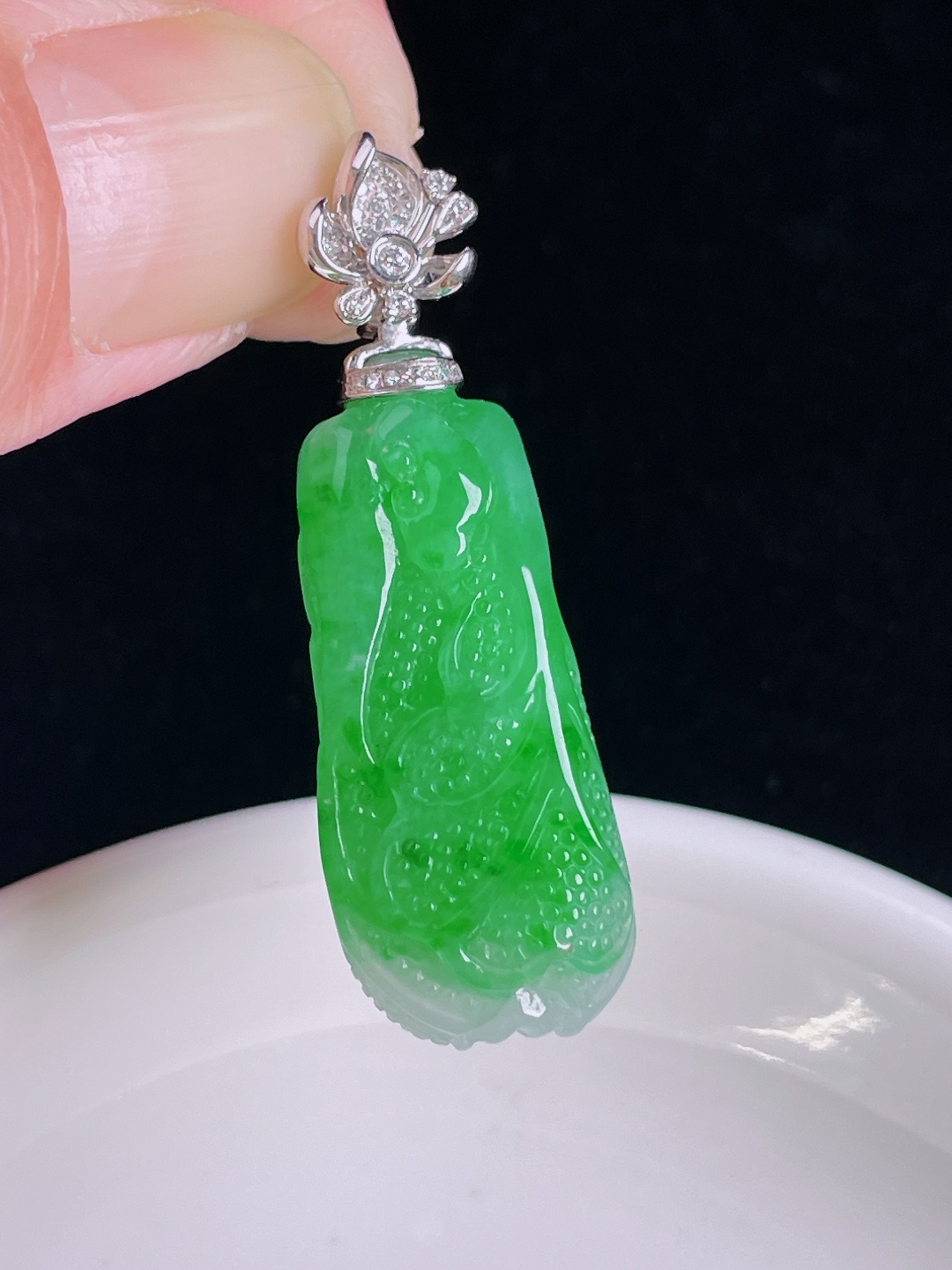 ️辣绿百财白菜，18k镶嵌，老种起光，细底通透，尺寸：42裸石31.8/14/9mm0918