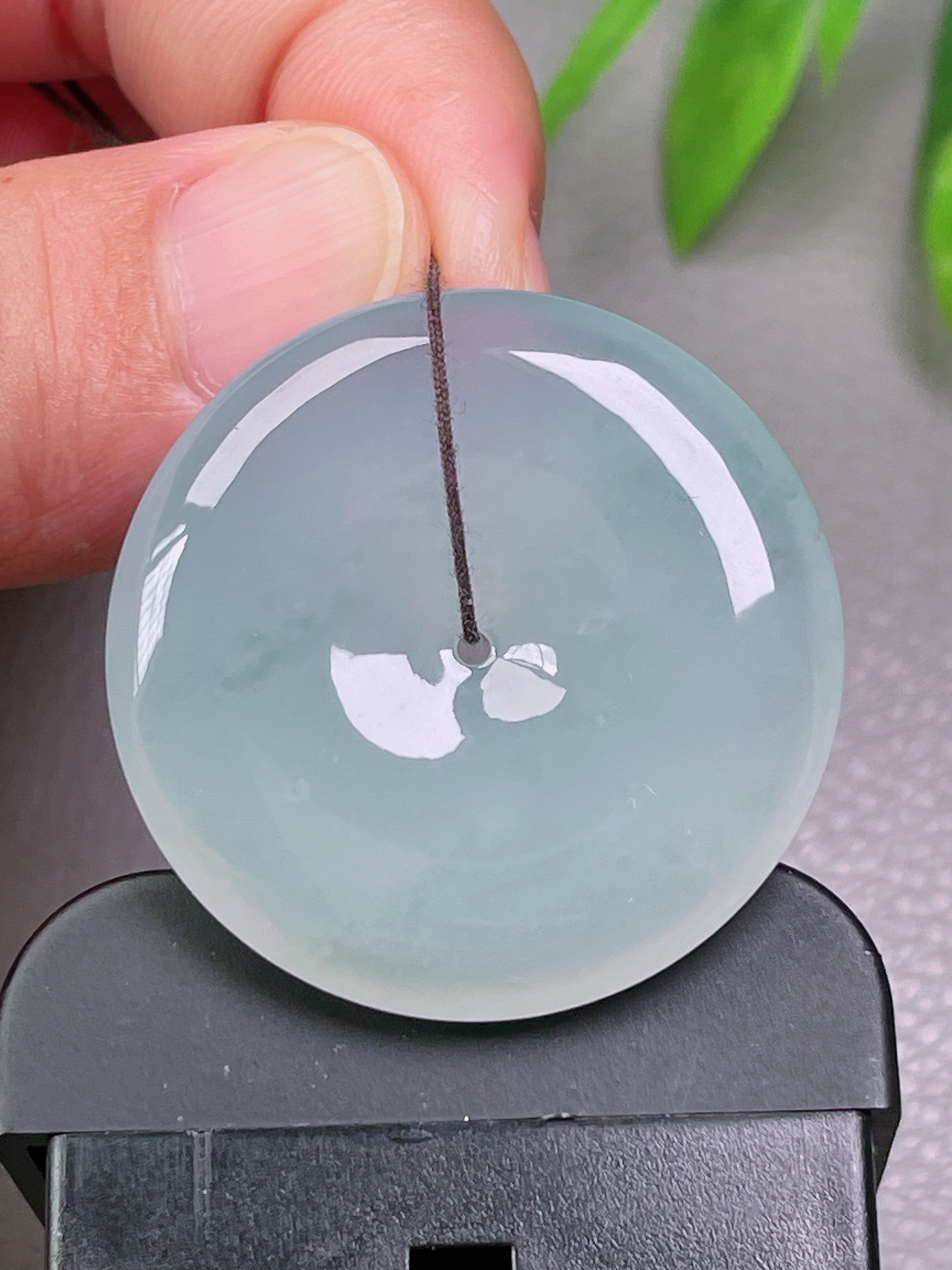 冰种平安扣，无裂，冰透水润，细腻油洁，起荧光，尺寸：34.7-6.3