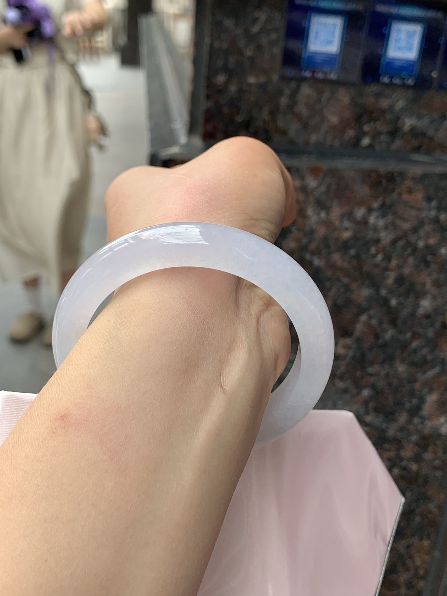 冰粉正圈 56.2-11.6-8.9 0421-N507 无裂，底妆冰润，淡淡粉紫，清透飘渺如雾般连绵，水光流转的美貌紫镯绝妙冰透，醉卧水云间，氤氲诗意的美跃然于手腕之间