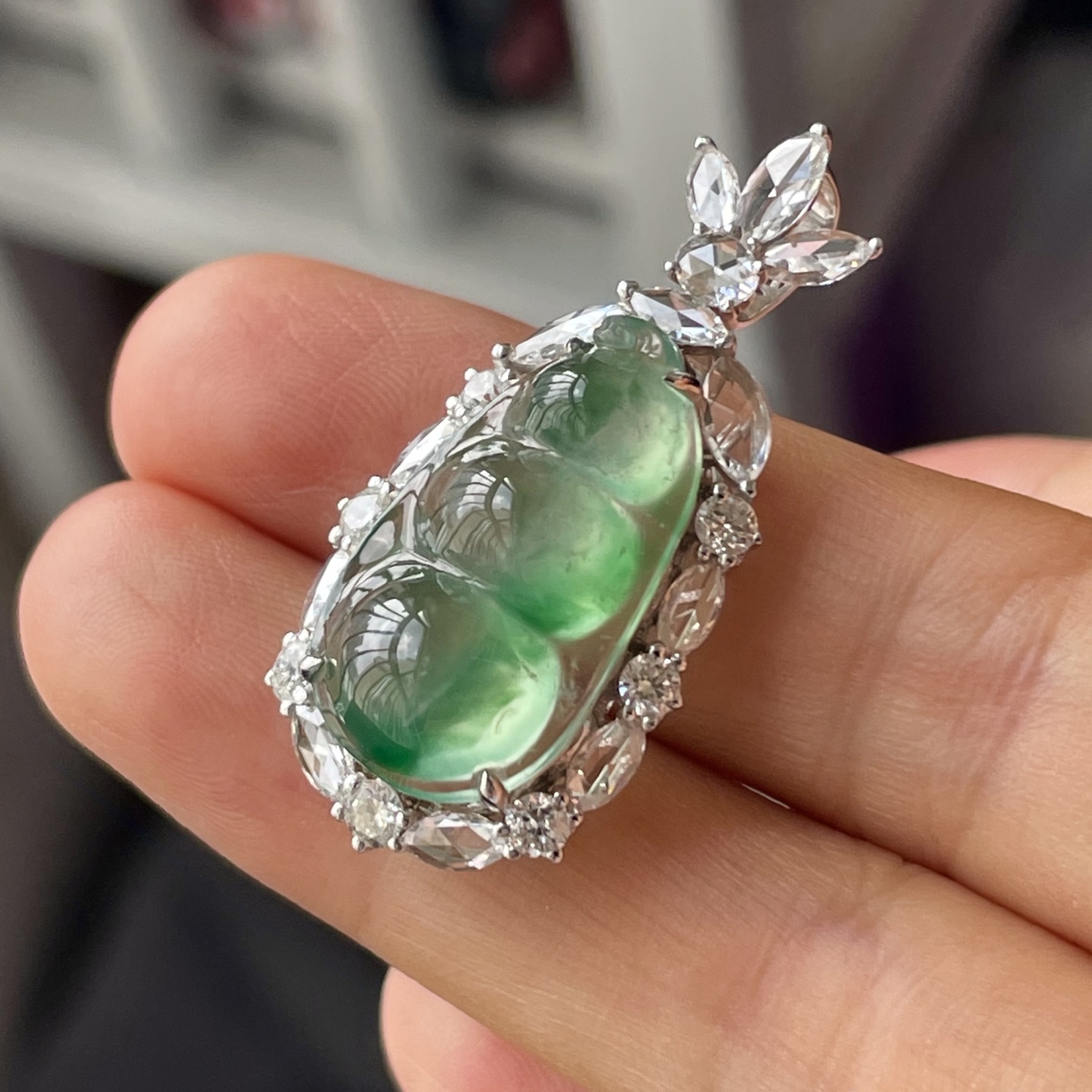 ️缅甸玻璃种飘绿花福豆吊坠，18k金镶嵌，饱满水润，无裂，裸石尺寸21.3/12/6--35.3/