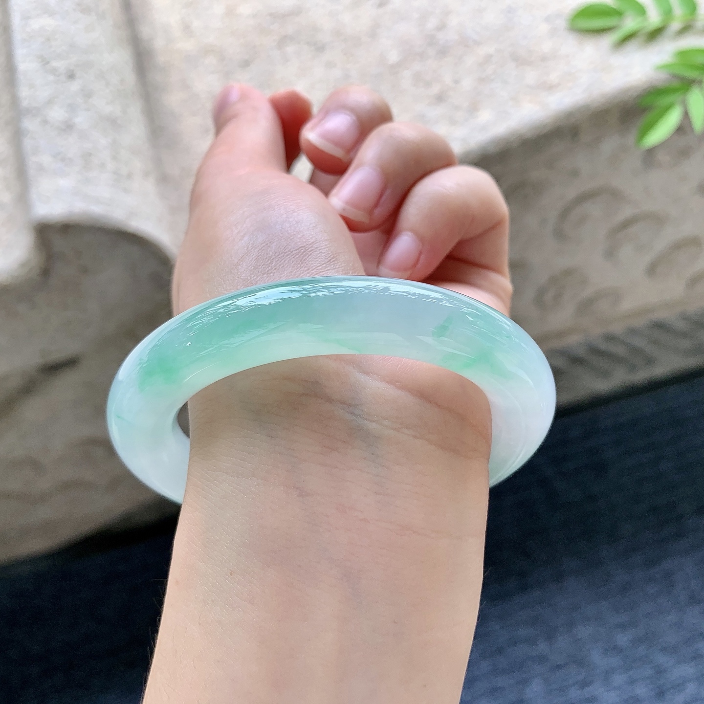 圆条55 56 圈口56.6/11.2/11.6 编码HJ091918 糯冰飘绿花，水润，种老，细腻，无裂
