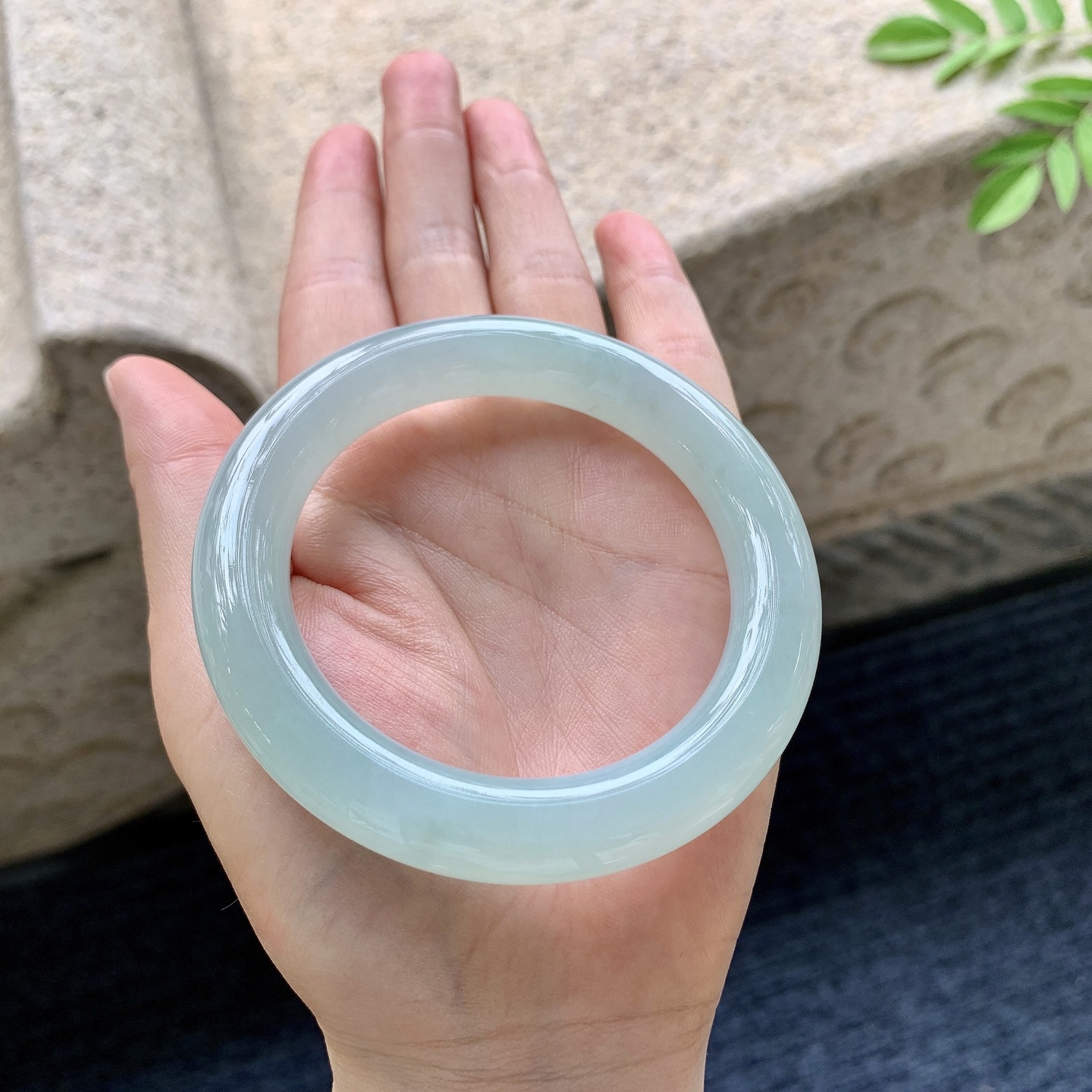 圆条55 56 圈口56/10.7/11.3 编码AF091935 冰糯淡绿，水润，种老，细腻，无裂
