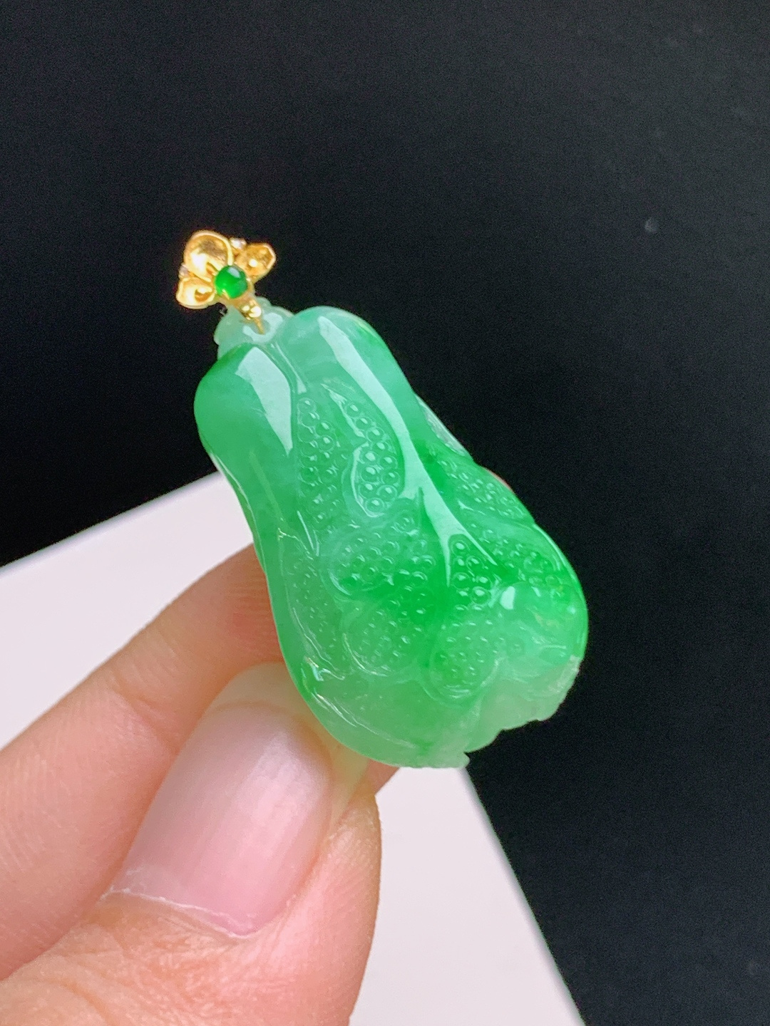 ️ 冰飘绿白菜吊坠，色浓艳丽，雕工细腻，百财聚来 裸石26.5-15.5-9.9 整体32.7 47