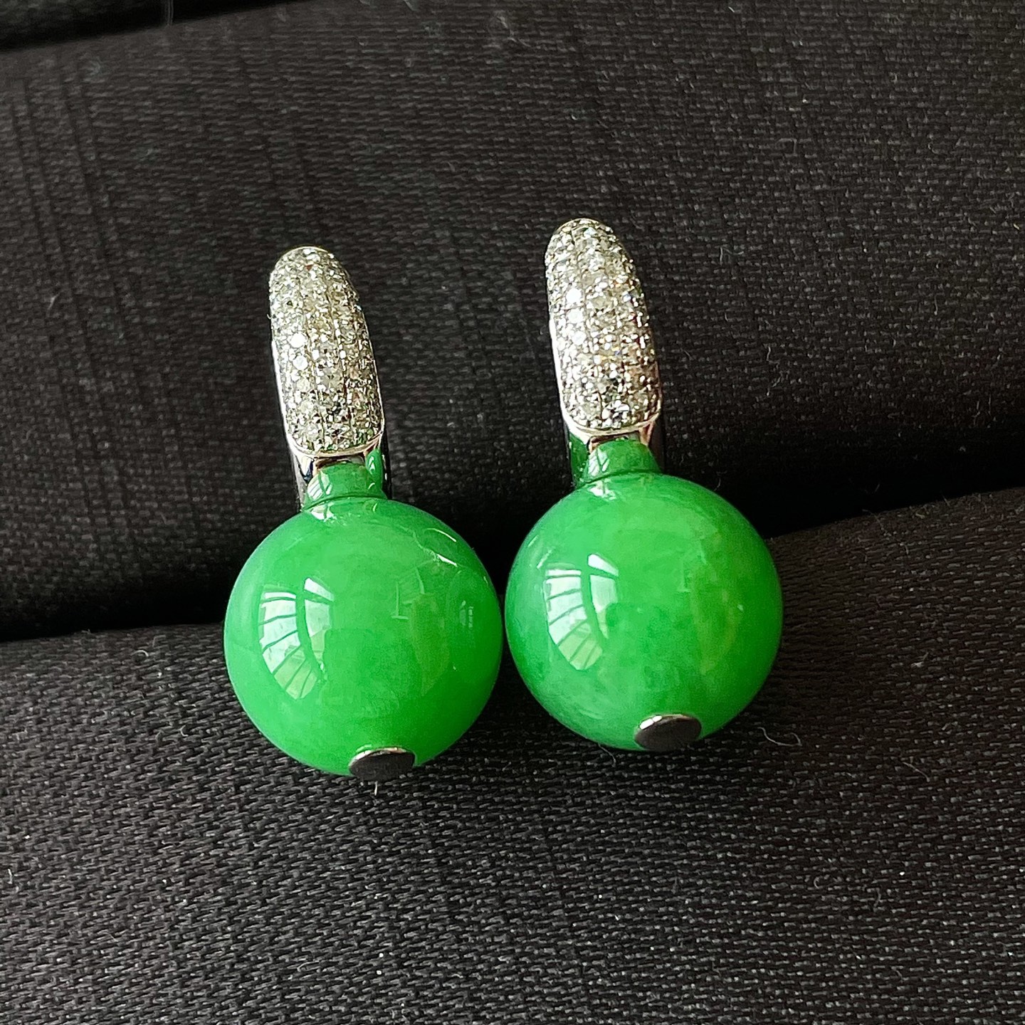 ️缅甸冰种阳绿圆珠耳坠，18k金镶嵌，色辣，饱满水润，无裂，裸石尺寸10.8--22.5编码0917好数字