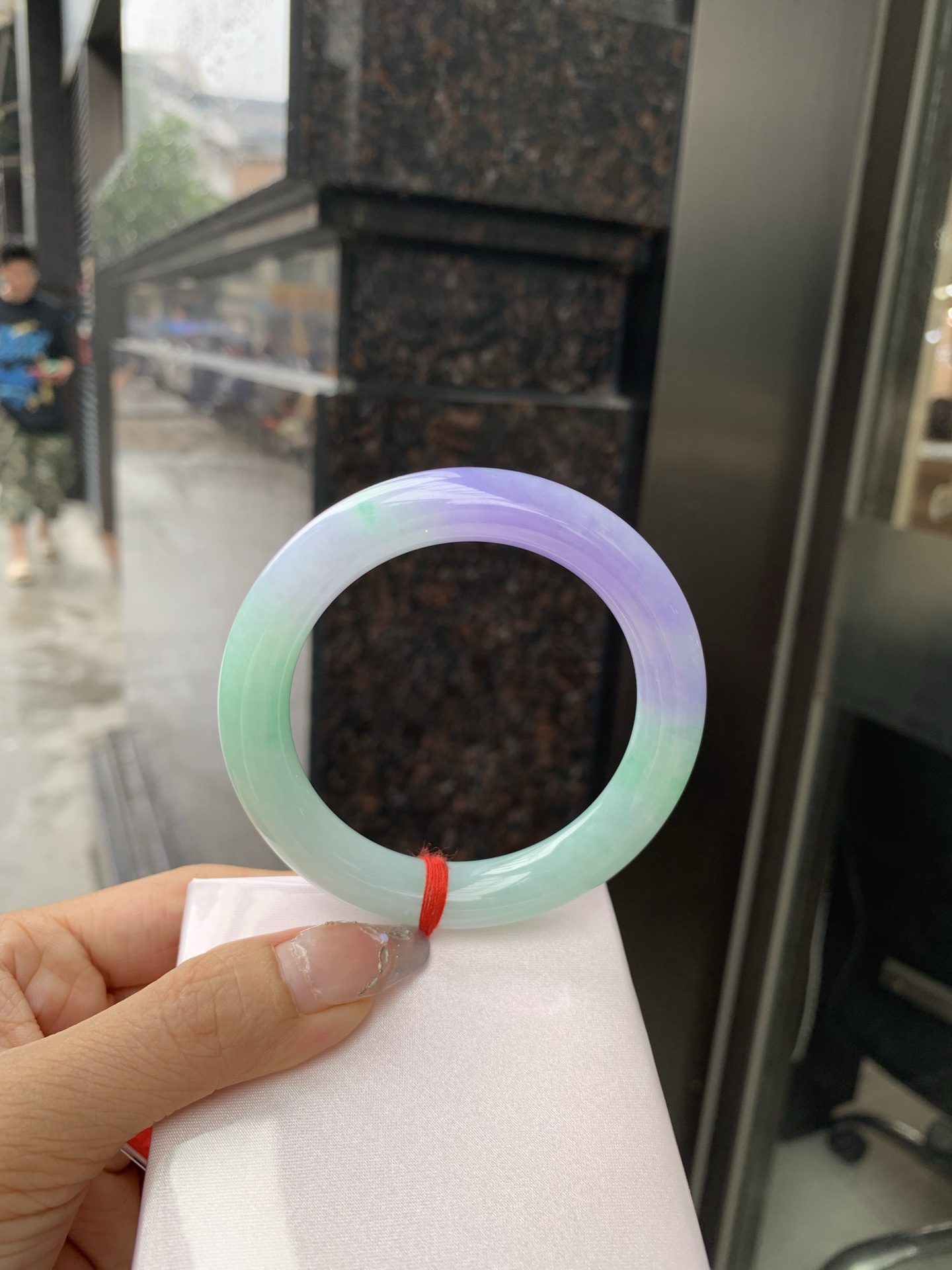 浓紫春彩圆条 56.5-10.7-10.5 0519-N764 打灯多处纹，烟雨入春俏，彩祥出云端，果阳绿花色碰上浓妆艳抹妖紫，像是融化了春天，所有美好交织在一起，上手贵气显眼