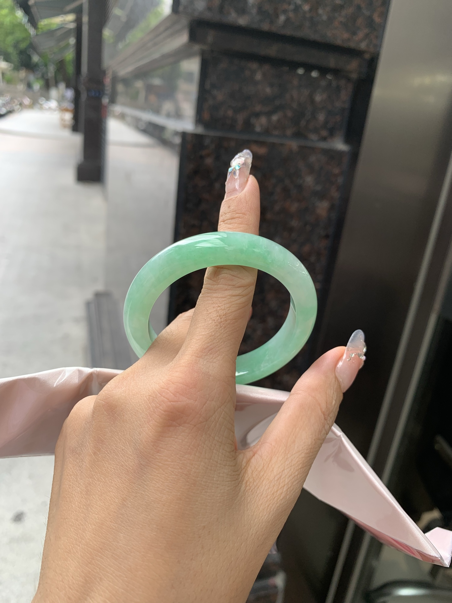 满绿正圈 51-8-10.7 0502-N599 打灯细纹，微底妆水润，满圈阳绿鲜艳青翠，色泽均匀分布，举手投足之间散发出来的贵气感