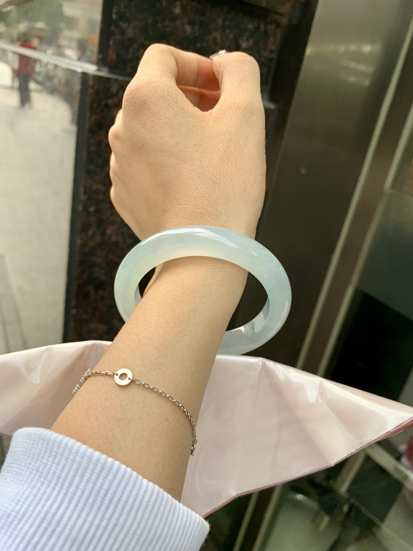 冰蓝正圈 55.9-9-11.2 0307-N166-6 打灯棉絮，底妆冰润细腻，千变万化的冰晴蓝底色，拥有海的颜色，却散发着星空的光芒，这是一只来自冰川蓝的清冷气质仙女镯。