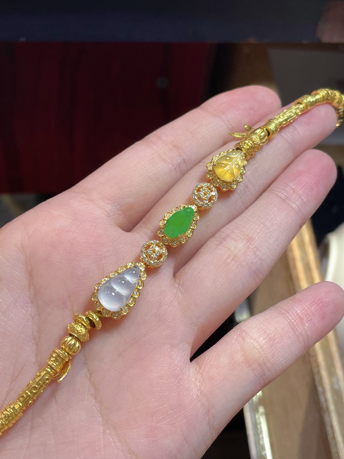 ️ 天然A货翡翠随形手链，18K金镶嵌 冰种阳绿色，种水，饱满细腻，12.2-7-3.3