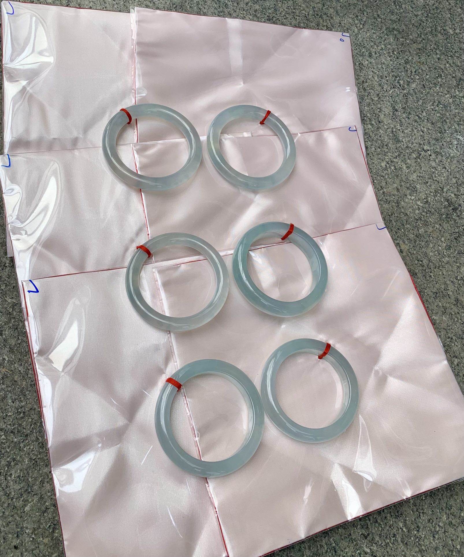 冰蓝正圈 55.9-9-11.2 0307-N166-6 打灯棉絮，底妆冰润细腻，千变万化的冰晴蓝底色，拥有海的颜色，却散发着星空的光芒，这是一只来自冰川蓝的清冷气质仙女镯。