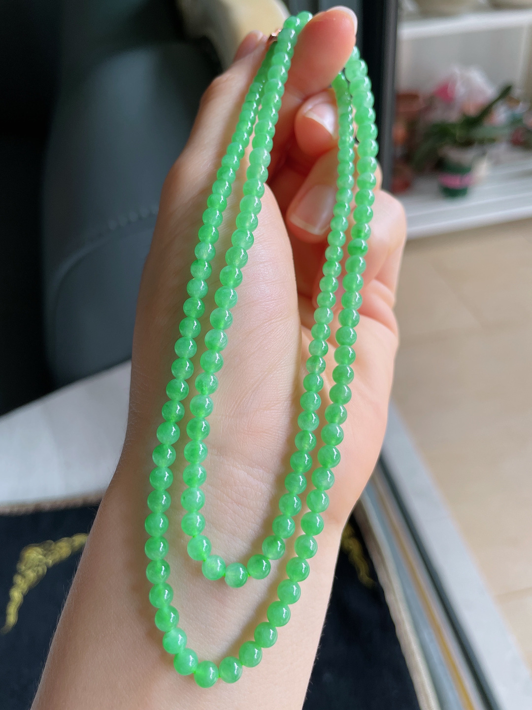 缅甸天然翡翠A货，冰满绿甜绿项链，尺寸：4.2mm143颗。【编4258】
