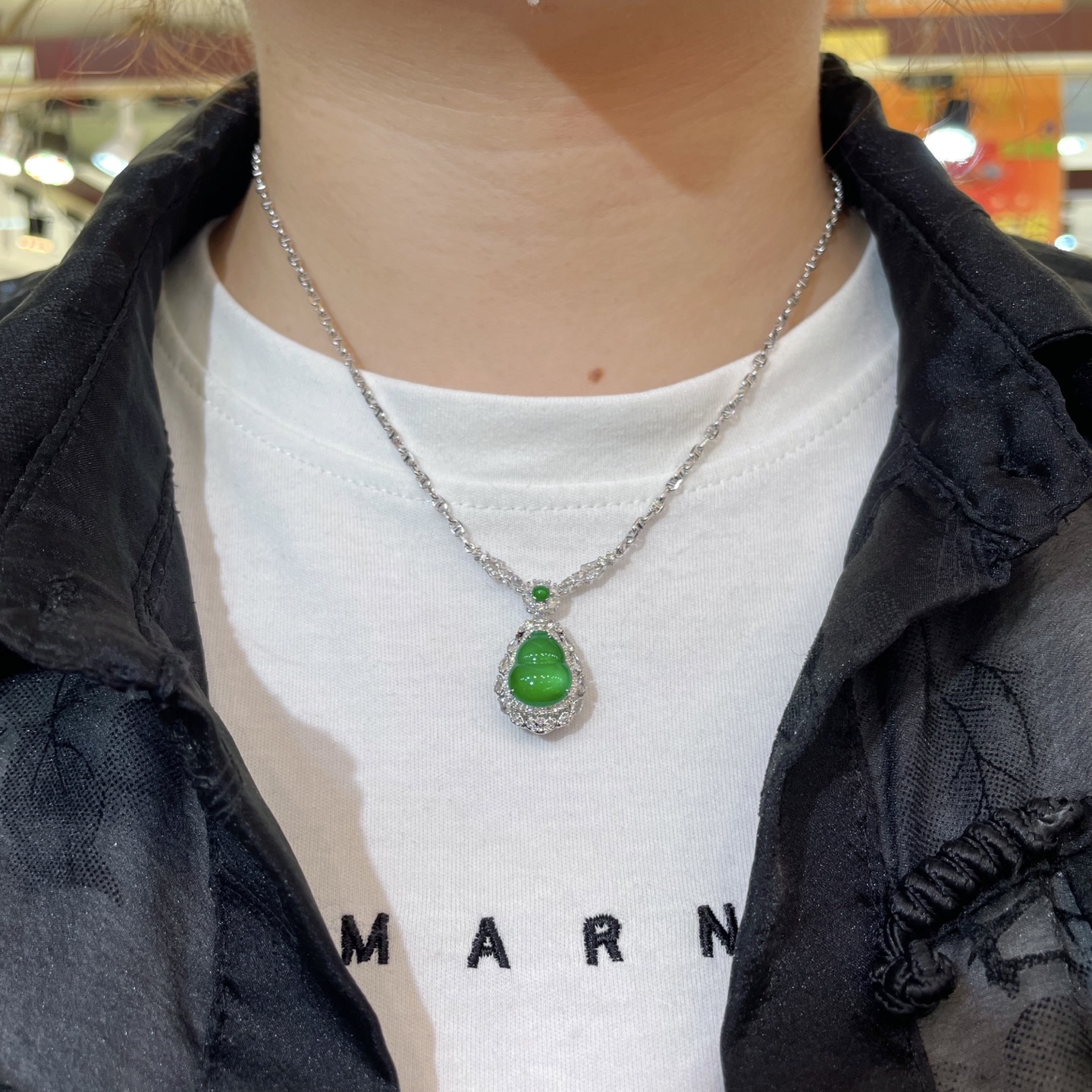 ️含18k金链子 ️性比 超美辣绿晚装款翡翠葫芦项链 冰种辣绿色，颗颗饱满起光，性比很高 18k金镶嵌，值得收藏，12.2-10-3