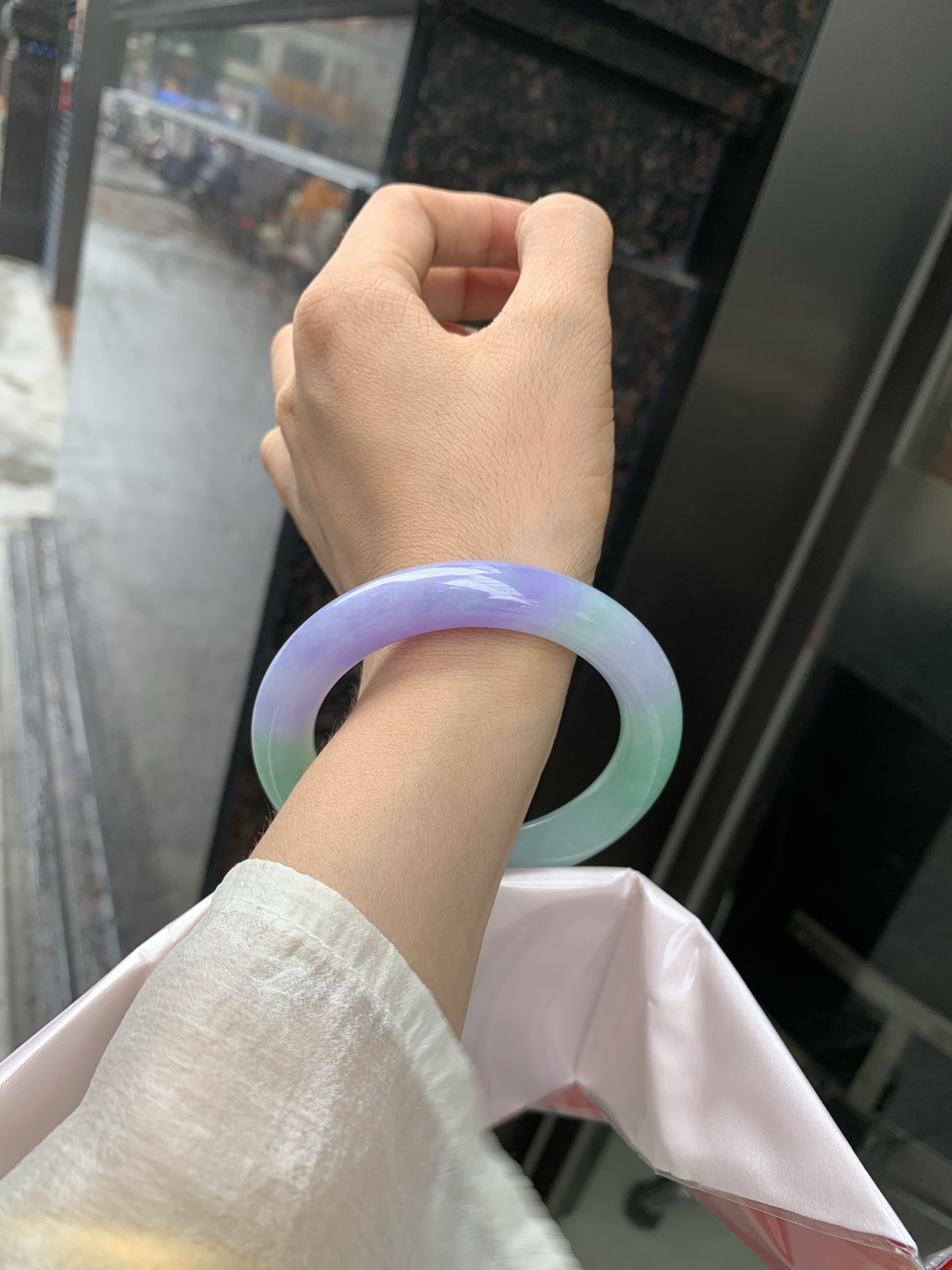 浓紫春彩圆条 56.5-10.7-10.5 0519-N764 打灯多处纹，烟雨入春俏，彩祥出云端，果阳绿花色碰上浓妆艳抹妖紫，像是融化了春天，所有美好交织在一起，上手贵气显眼