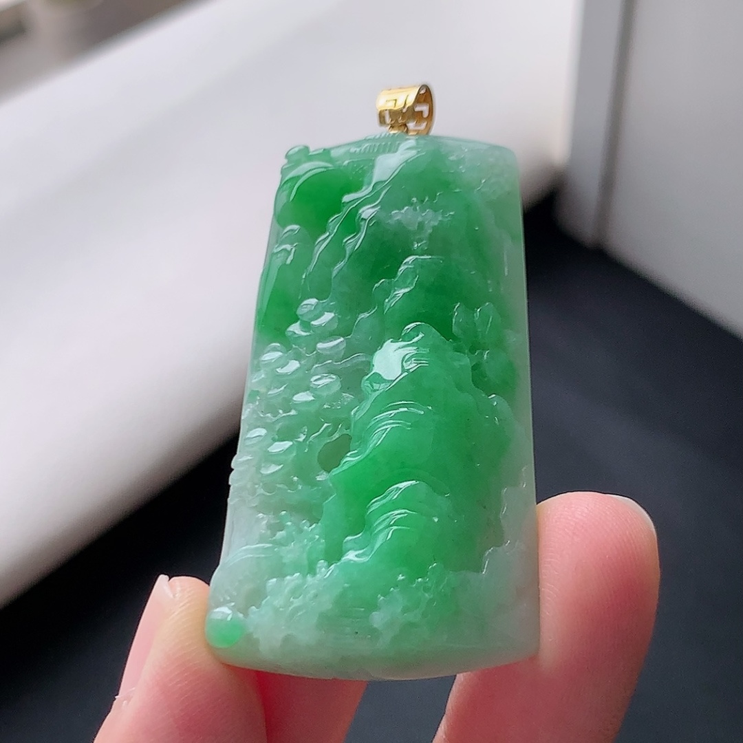 ️ 冰飘绿山水牌吊坠 翠色明媚，底子细腻莹润，佩戴清新优雅 货04831，49.9-25.7-9.