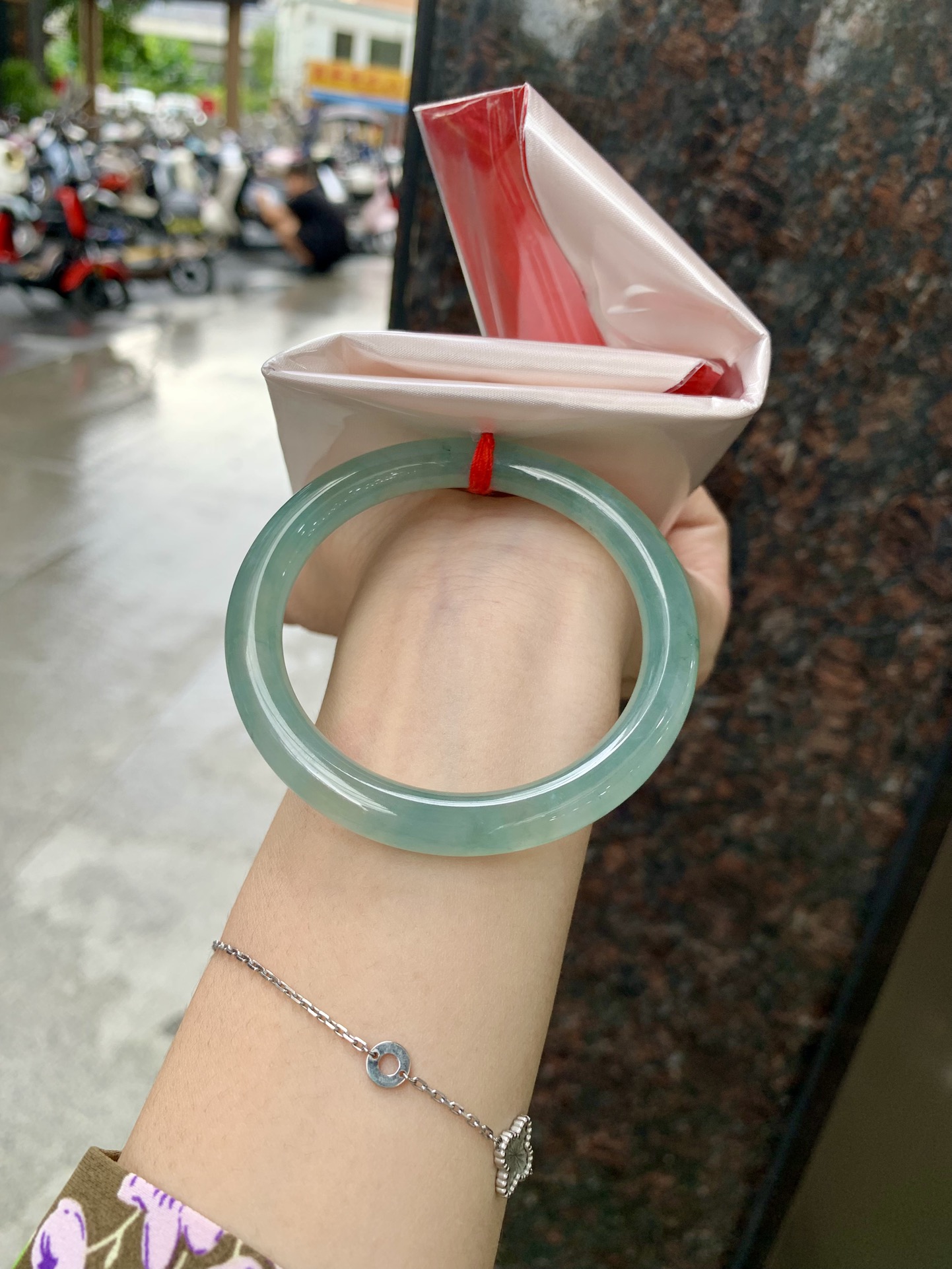 冰蓝美人条 53.8-8.2-8 0824-X634 打灯细纹，底妆冰胶润，千变万化的冰晴蓝底色，拥有海的颜色，却散发着星空的光芒，这是一只来自冰川蓝的清冷气质仙女镯