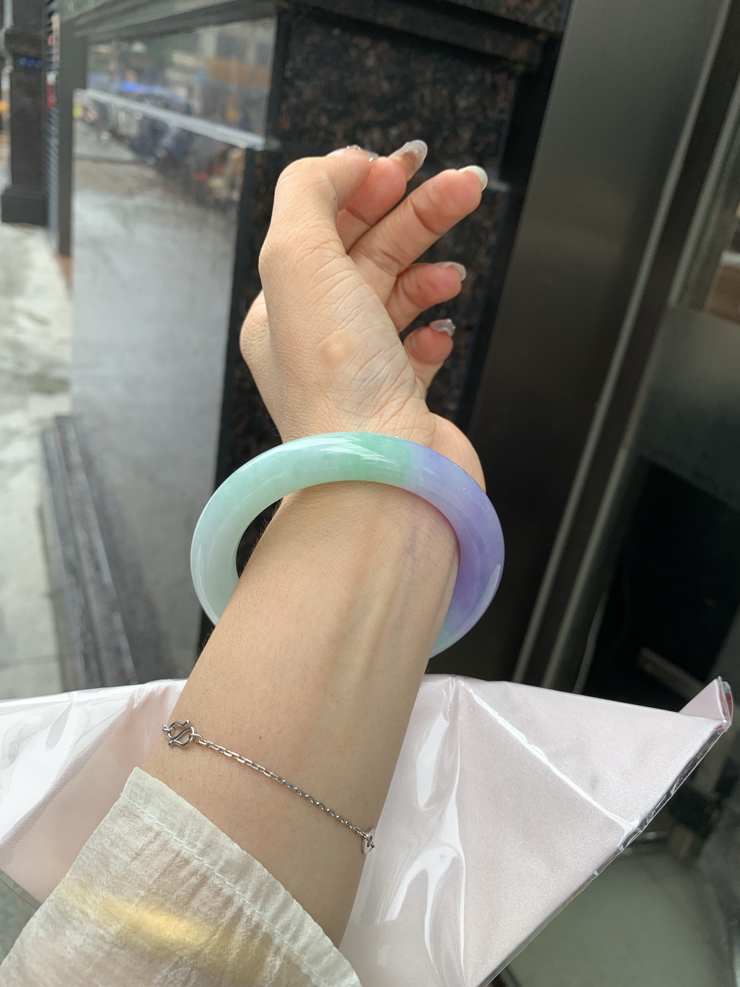 浓紫春彩圆条 56.5-10.7-10.5 0519-N764 打灯多处纹，烟雨入春俏，彩祥出云端，果阳绿花色碰上浓妆艳抹妖紫，像是融化了春天，所有美好交织在一起，上手贵气显眼