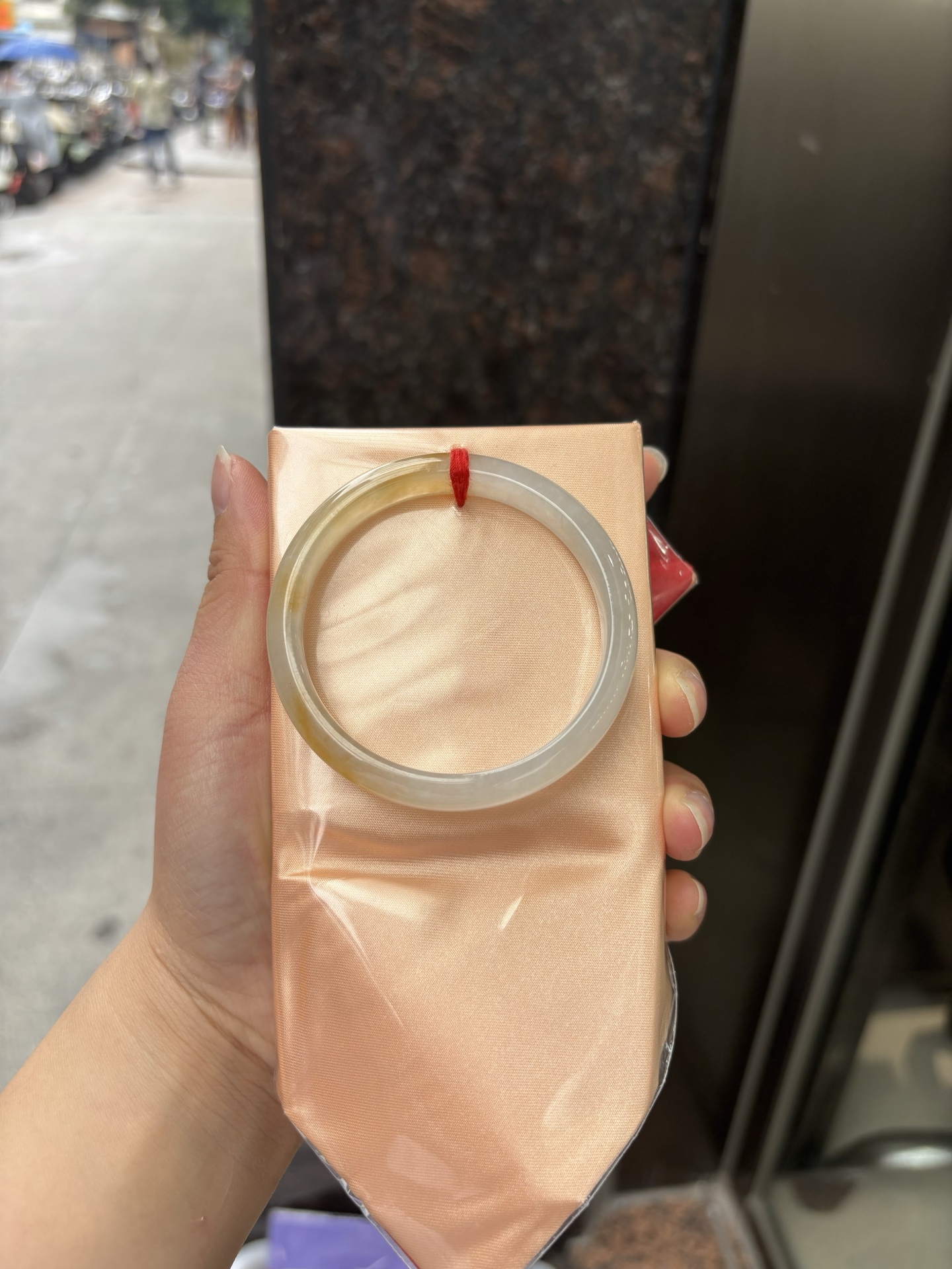 飘黄翡正圈 54.7-9.2-6.1 0321-N269-1 有纹裂，底妆细腻冰润，一节黄翡飘花浓郁灵动，宛若一天黄金彩带摇曳生姿。