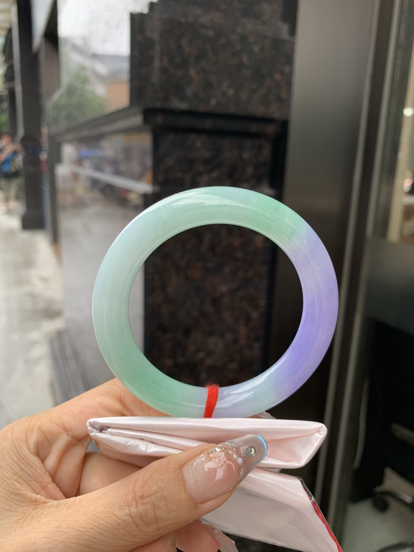 浓紫春彩圆条 56.5-10.7-10.5 0519-N764 打灯多处纹，烟雨入春俏，彩祥出云端，果阳绿花色碰上浓妆艳抹妖紫，像是融化了春天，所有美好交织在一起，上手贵气显眼