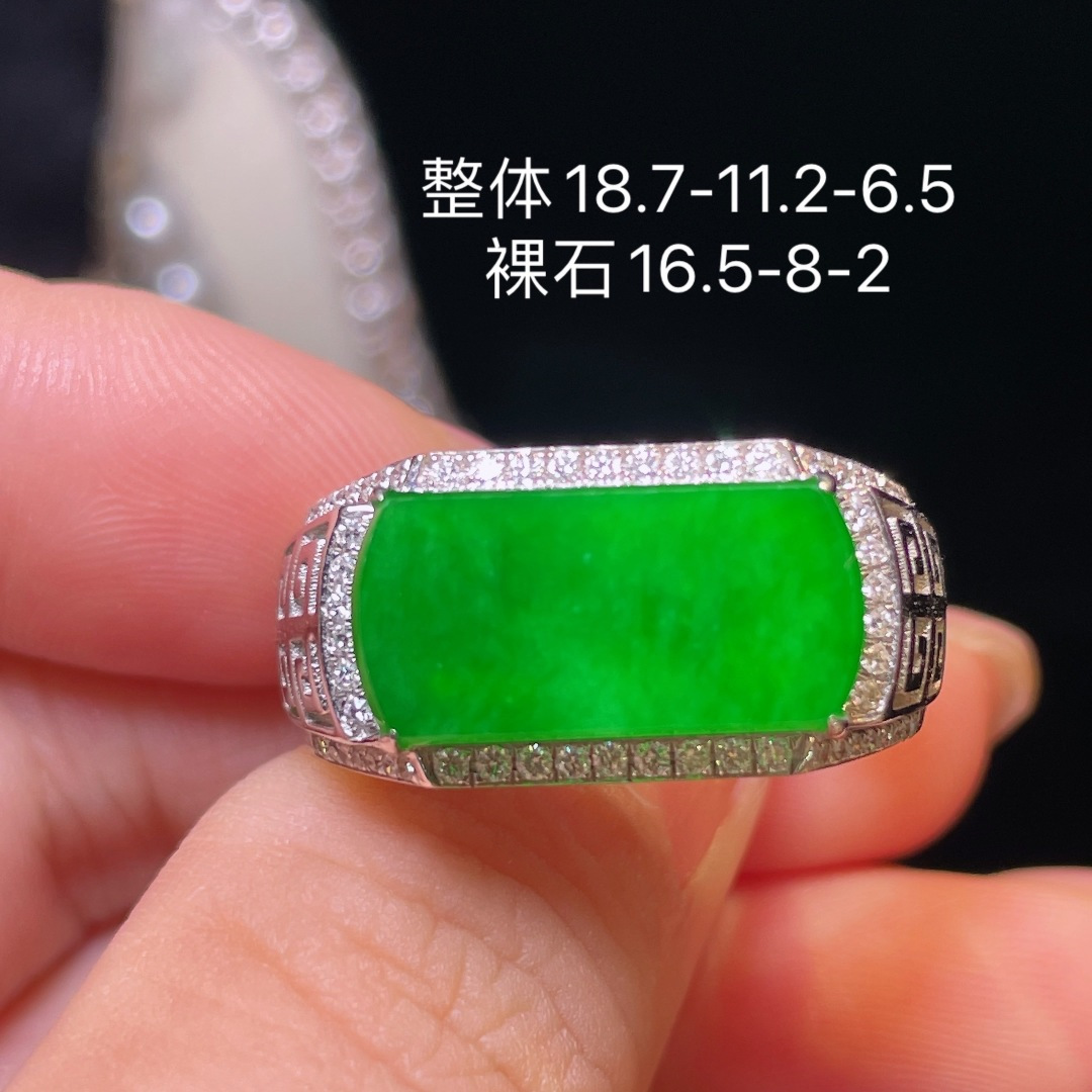 ️翡翠A货 马鞍戒指，阳绿满色，料子冰润细腻，种老起光，18k金镶真钻，上身佩戴效果很好尺寸如图