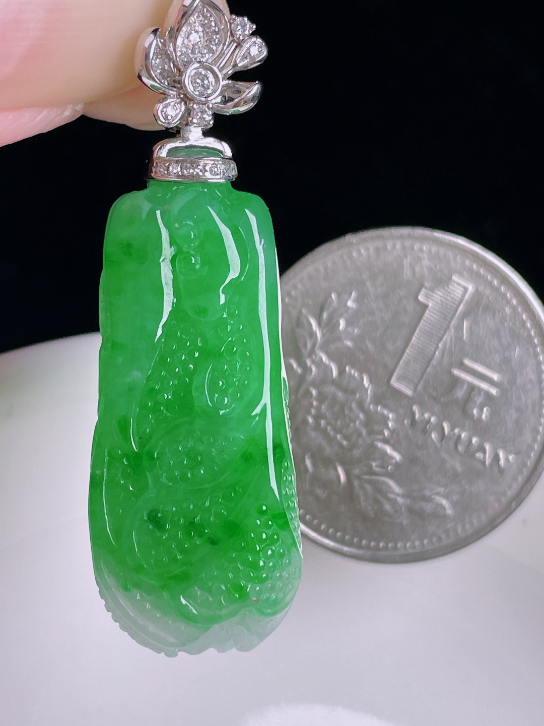 ️辣绿百财白菜，18k镶嵌，老种起光，细底通透，尺寸：42裸石31.8/14/9mm0918