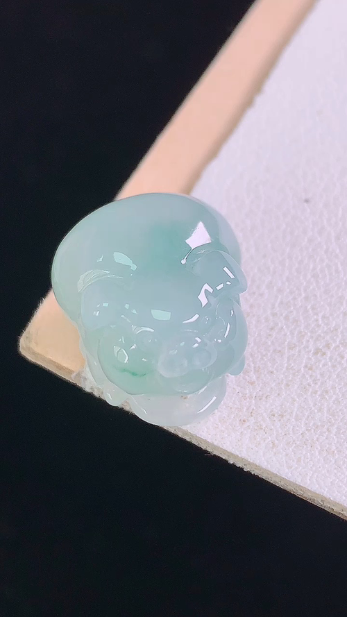 冰飘花小猪，无裂，尺寸:15.7-14.0-10.3mm 17