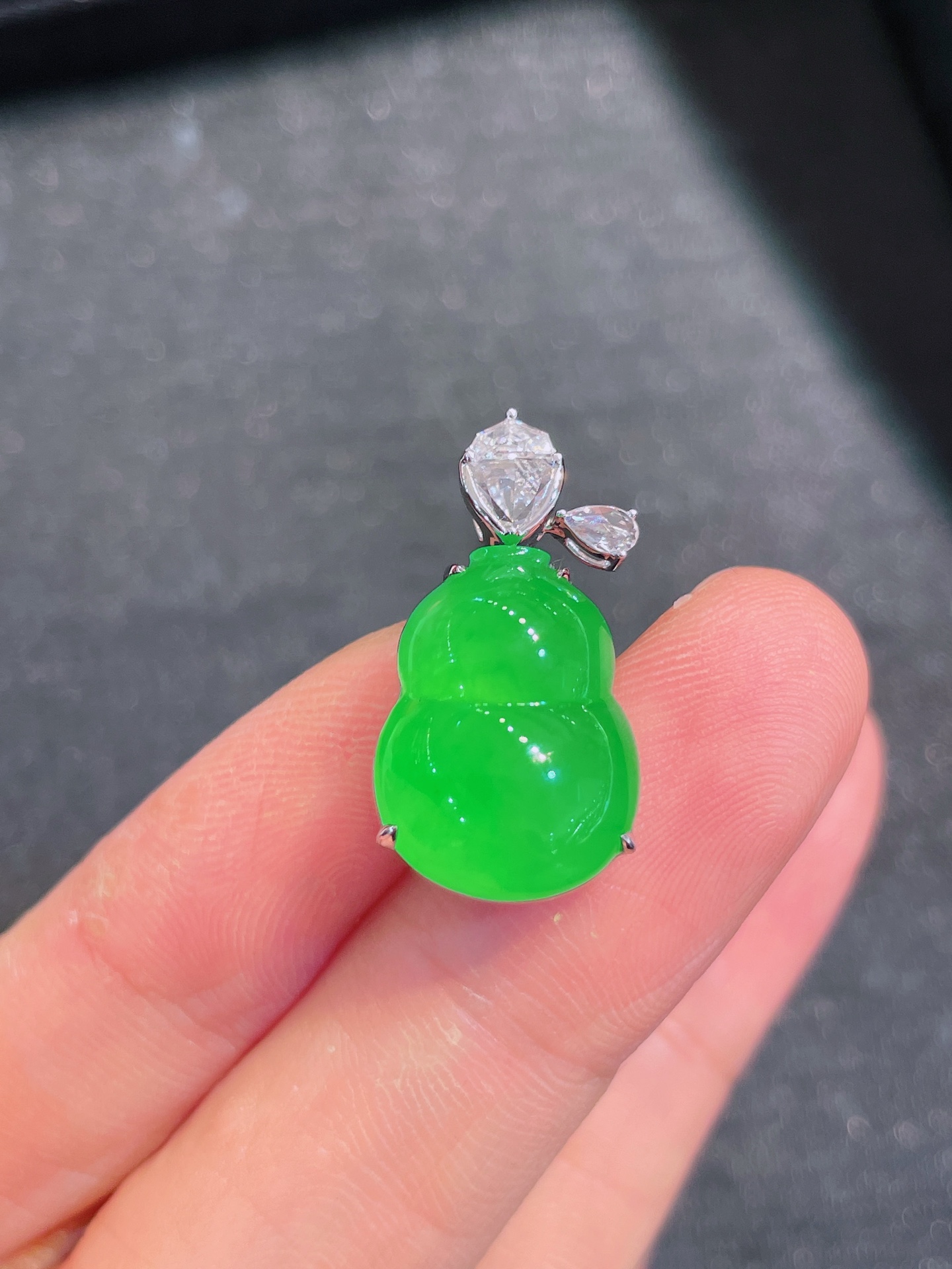 ️高冰绿葫芦吊坠，晶莹剔透，新颖时尚，无裂，17-14-6