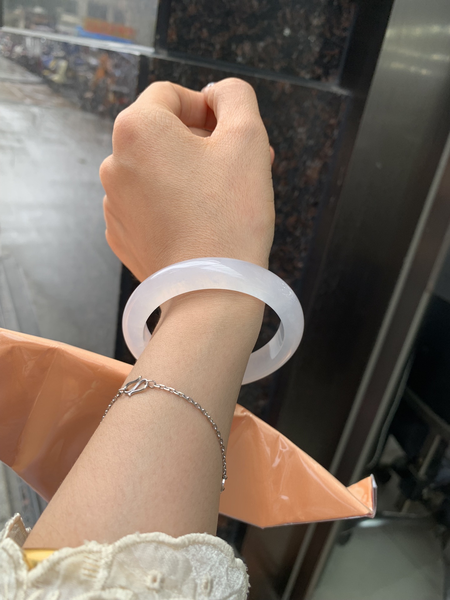 白冰正圈 53.6-7.8-11.3 0330-N336 打灯断纹，底妆冰透起光，一腕清透，简约清爽，不挑肤色年龄，给人一种清雅脱俗，天真纯美的感觉，真不愧是翡翠中的初恋，美得就像一件艺术品~