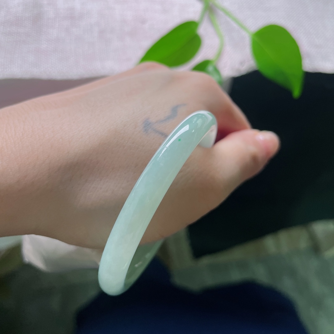 50.9/7.4，绿底圆条，无裂，底色均匀顺滑，没有杂色，简约大气，日常百搭。ss58814a