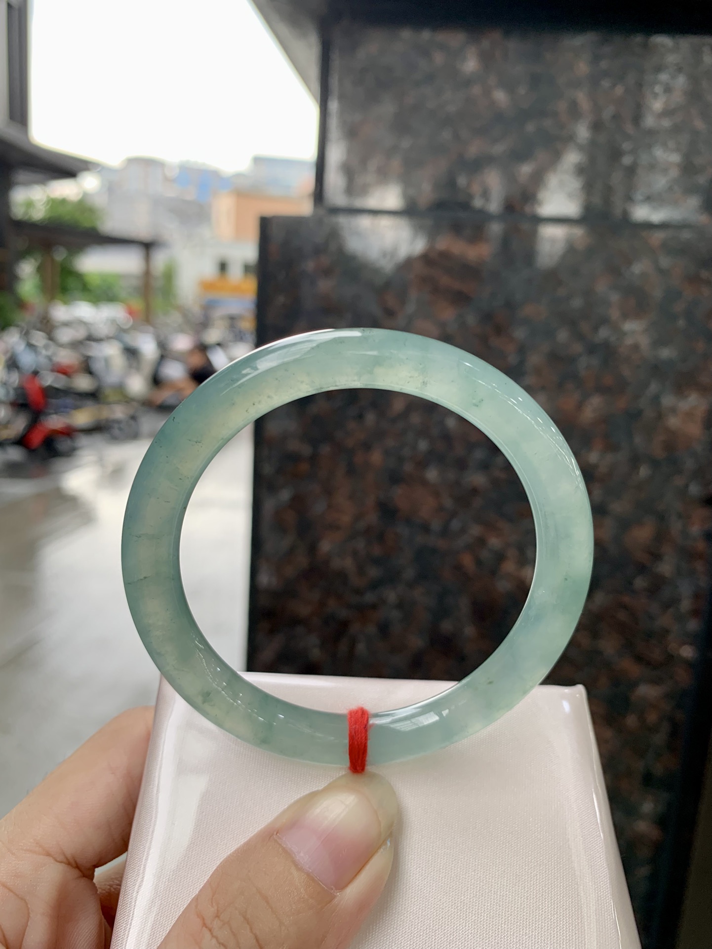 冰蓝美人条 53.8-8.2-8 0824-X634 打灯细纹，底妆冰胶润，千变万化的冰晴蓝底色，拥有海的颜色，却散发着星空的光芒，这是一只来自冰川蓝的清冷气质仙女镯